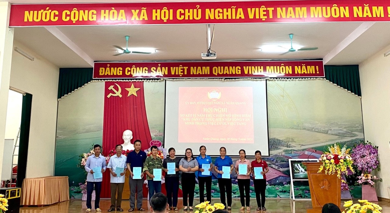 Chiêm Hóa: Ủy ban MTTQ Việt Nam xã Xuân Quang sơ kểt 01 năm thực hiện mô hình điểm khu dân cư thực hiện nếp sống văn minh trong việc cưới, việc tang