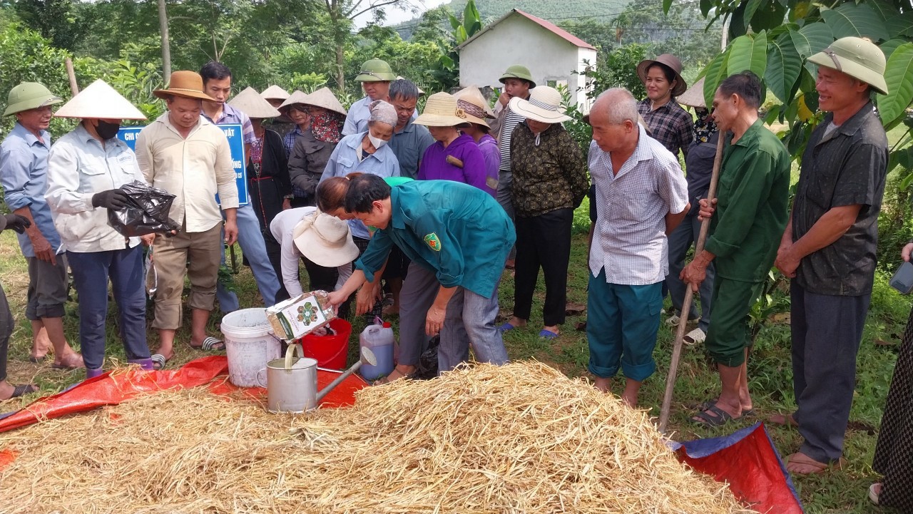 Ủy ban MTTQ xã Thái Hòa (Hàm Yên) phối hợp tổ chức thực hành tập huấn thu gom xử lý, sử dụng phụ phẩm cây trồng