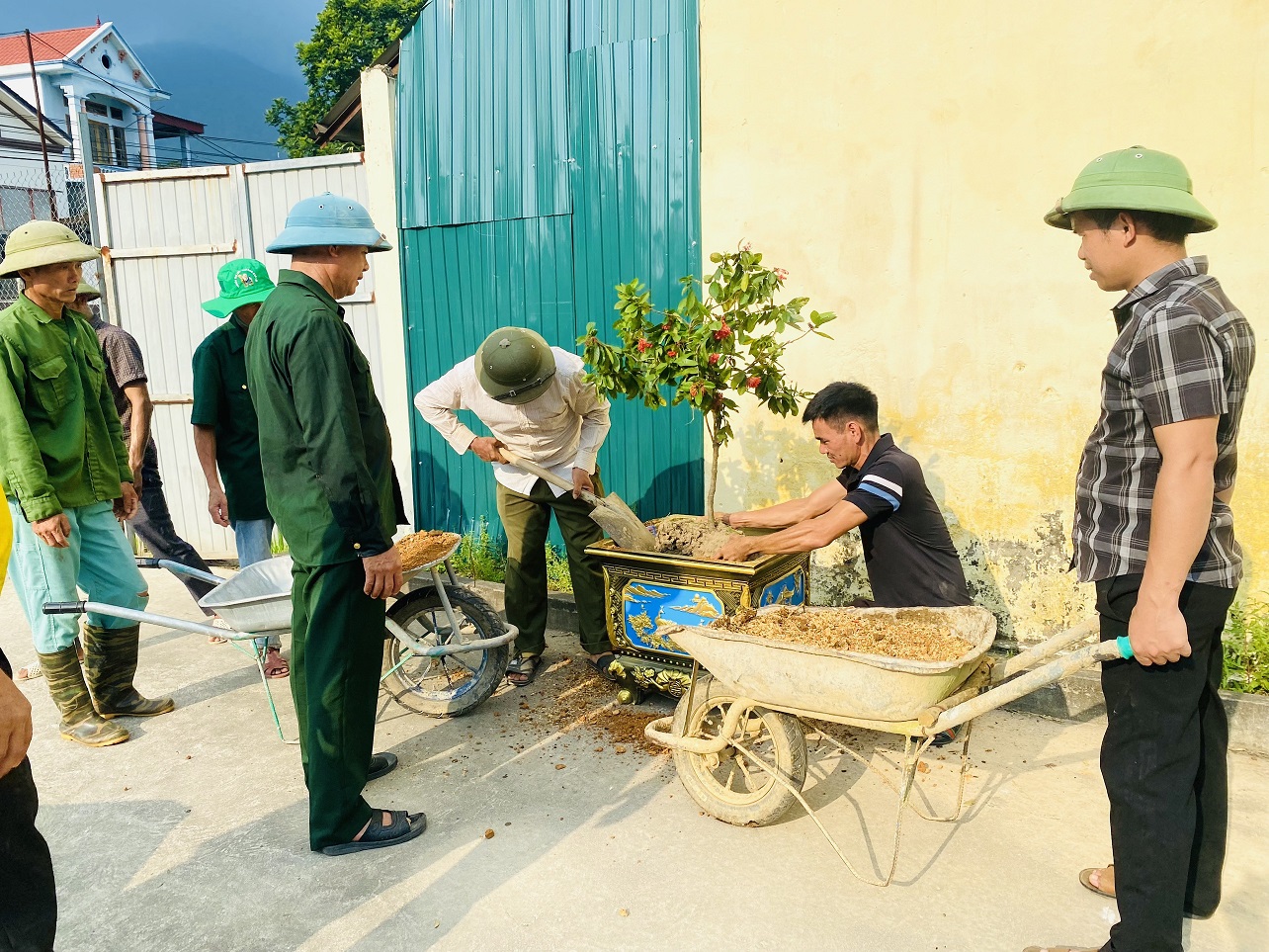 Ban Thường trực Ủy ban MTTQ xã Thiện Kế (Sơn Dương) tham gia trồng hoa, cây xanh, chỉnh trang khuôn viên nhà văn hóa thôn Văn Sòng