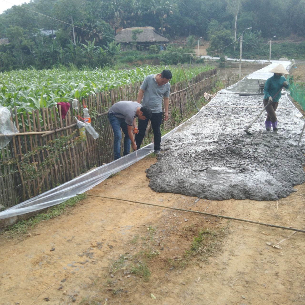 Hàm Yên: Ban giám sát đầu tư cộng đồng  xã Thái Hòa giám sát xây dựng công trình đường bê tông nông thôn năm 2024 tại thôn Khe Mon