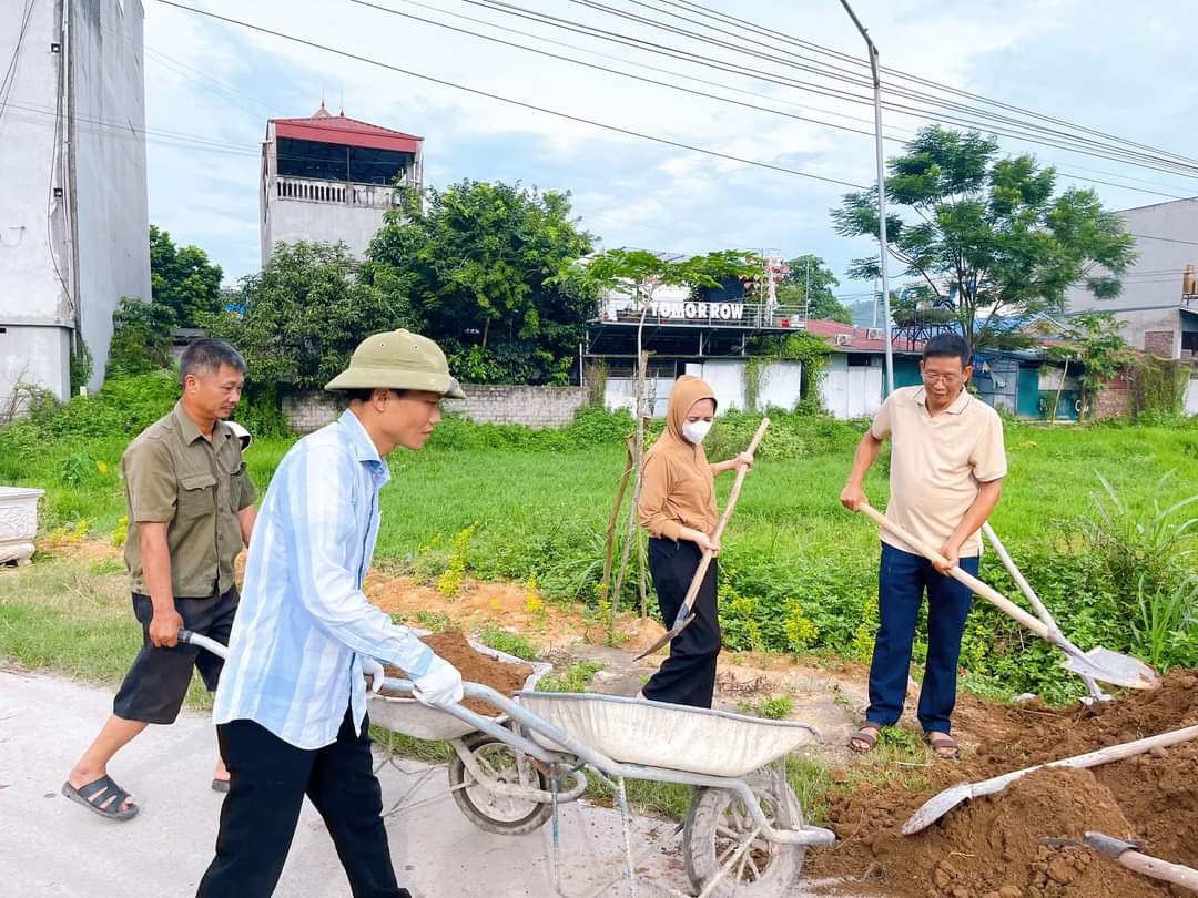 Sơn Dương: Ủy ban MTTQ xã Sơn Nam vận động các cơ quan, đơn vị ủng hộ gần 17 triệu đồng và ngày công lao động xây dựng tuyến đường hoa tại thôn Ba Nhà