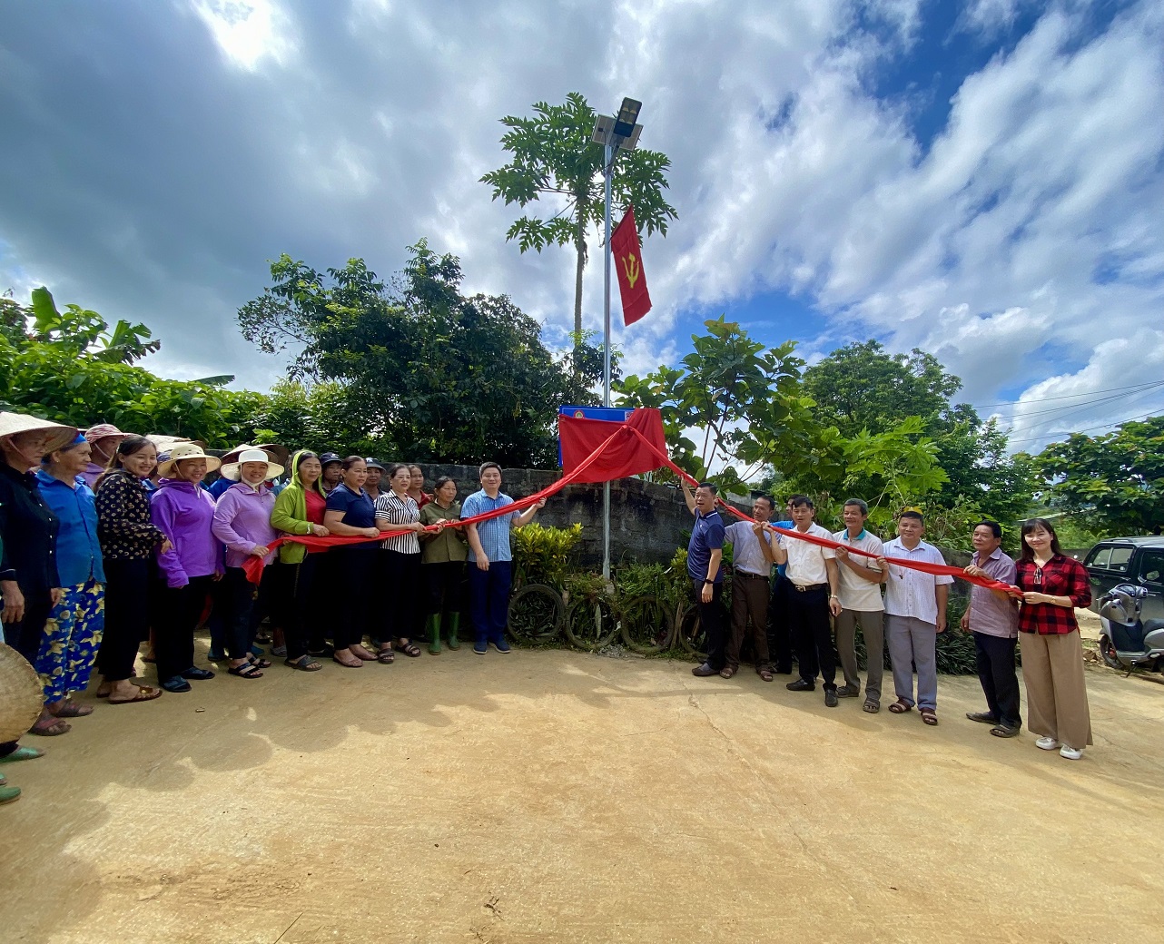 Uỷ ban MTTQ xã Năng Khả, huyện Na Hang tham gia xây dựng công trình “Thắp sáng đường quê” bằng năng lượng mặt trời tại thôn Nà Noong