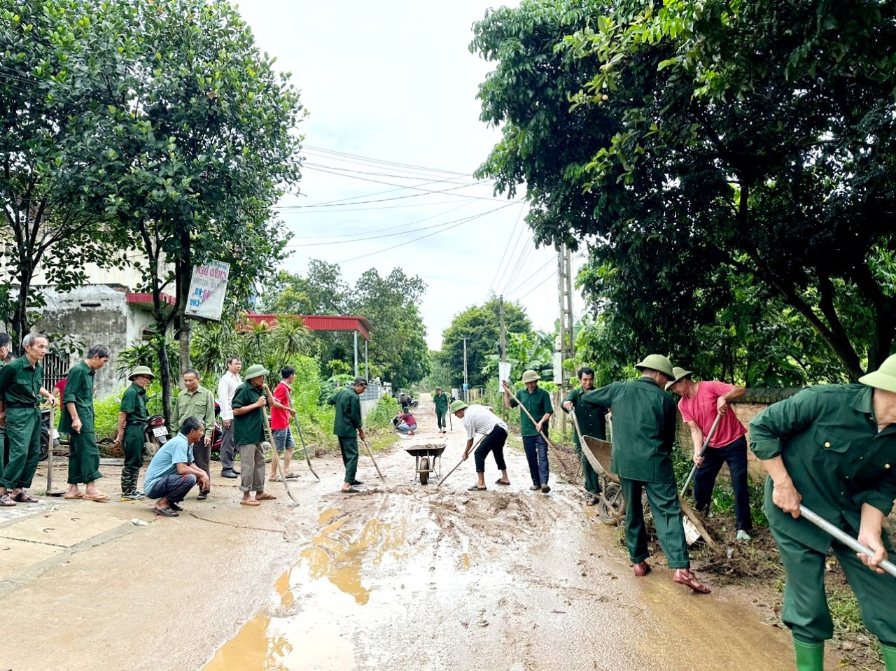 MTTQ xã Vĩnh Lợi (Sơn Dương) vận động nhân dân vệ sinh môi trường