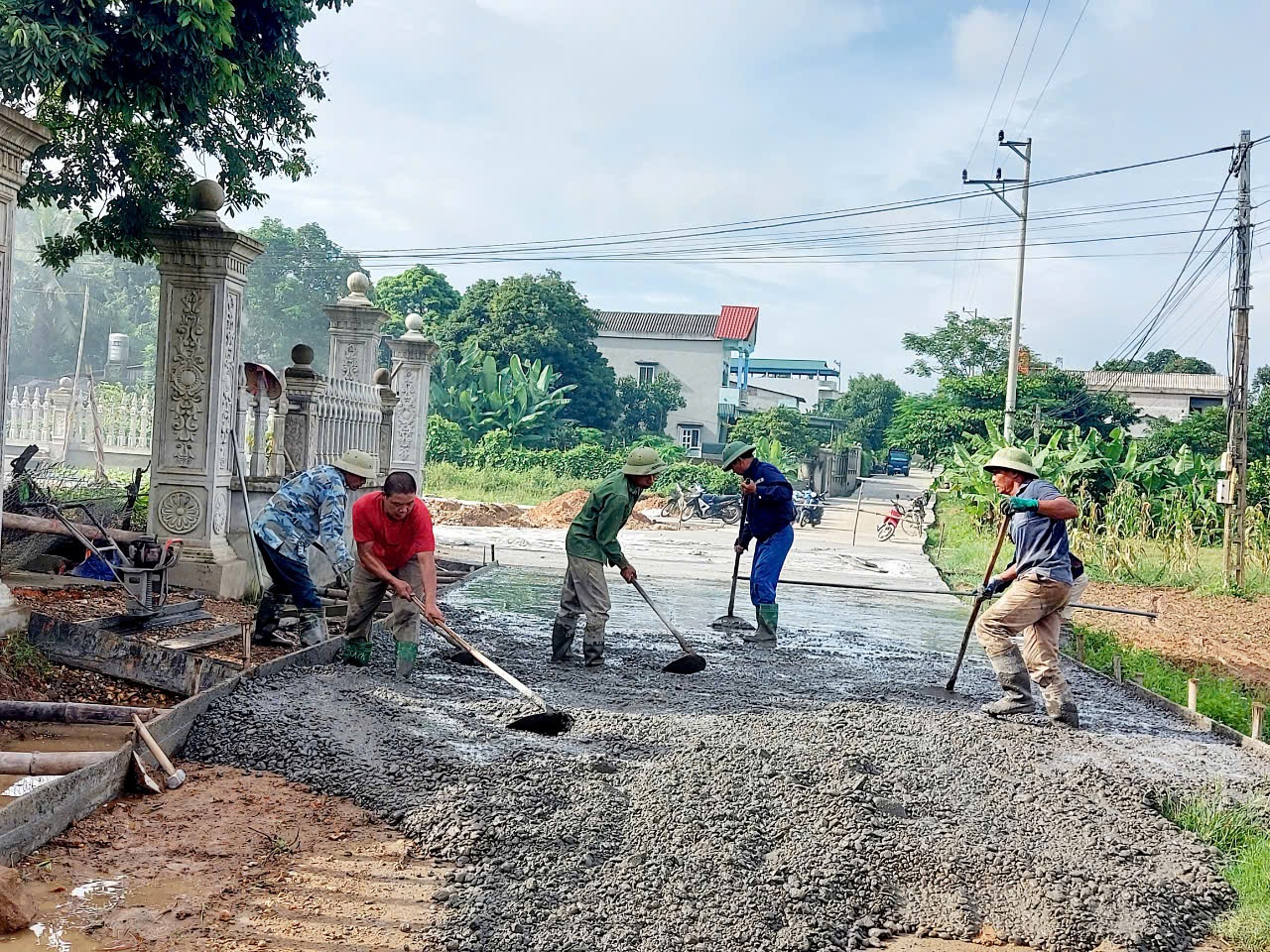 Sơn Dương: MTTQ xã Vĩnh Lợi tích cực vận động nhân dân hiến đất xây dựng đường giao thông