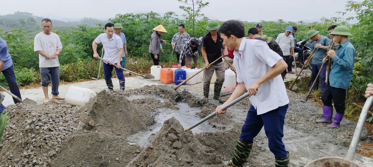 Ban Thường trực Ủy ban MTTQ huyện Sơn Dương tham gia hoạt động với nhân dân tại xã Văn Phú