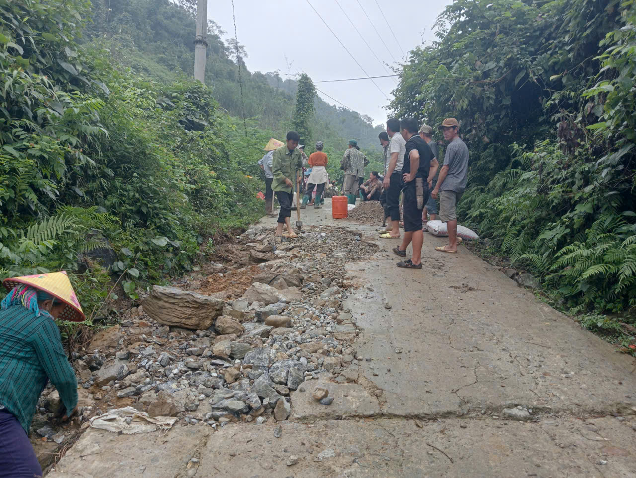 Na Hang: Uỷ ban MTTQ và các tổ chức chính trị - xã hội xã Sinh Long phối hợp với Chi bộ, Ban công tác Mặt trận thôn Phiêng Ten tham gia sửa đường