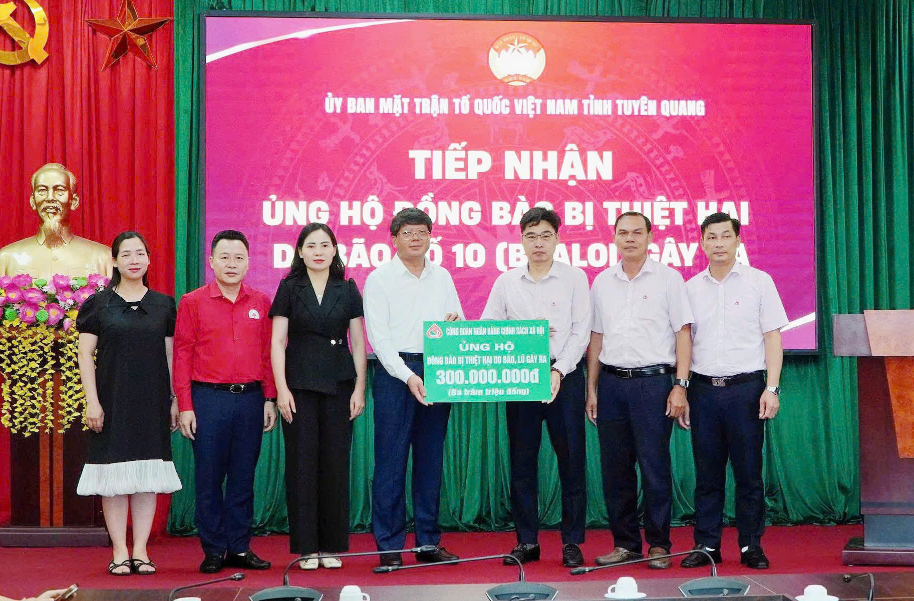 Ngân hàng Chính sách xã hội Việt Nam trao 300 triệu đồng ủng hộ nhân dân tỉnh Tuyên Quang  khắc phục thiệt hại do cơn bão số 10 gây ra