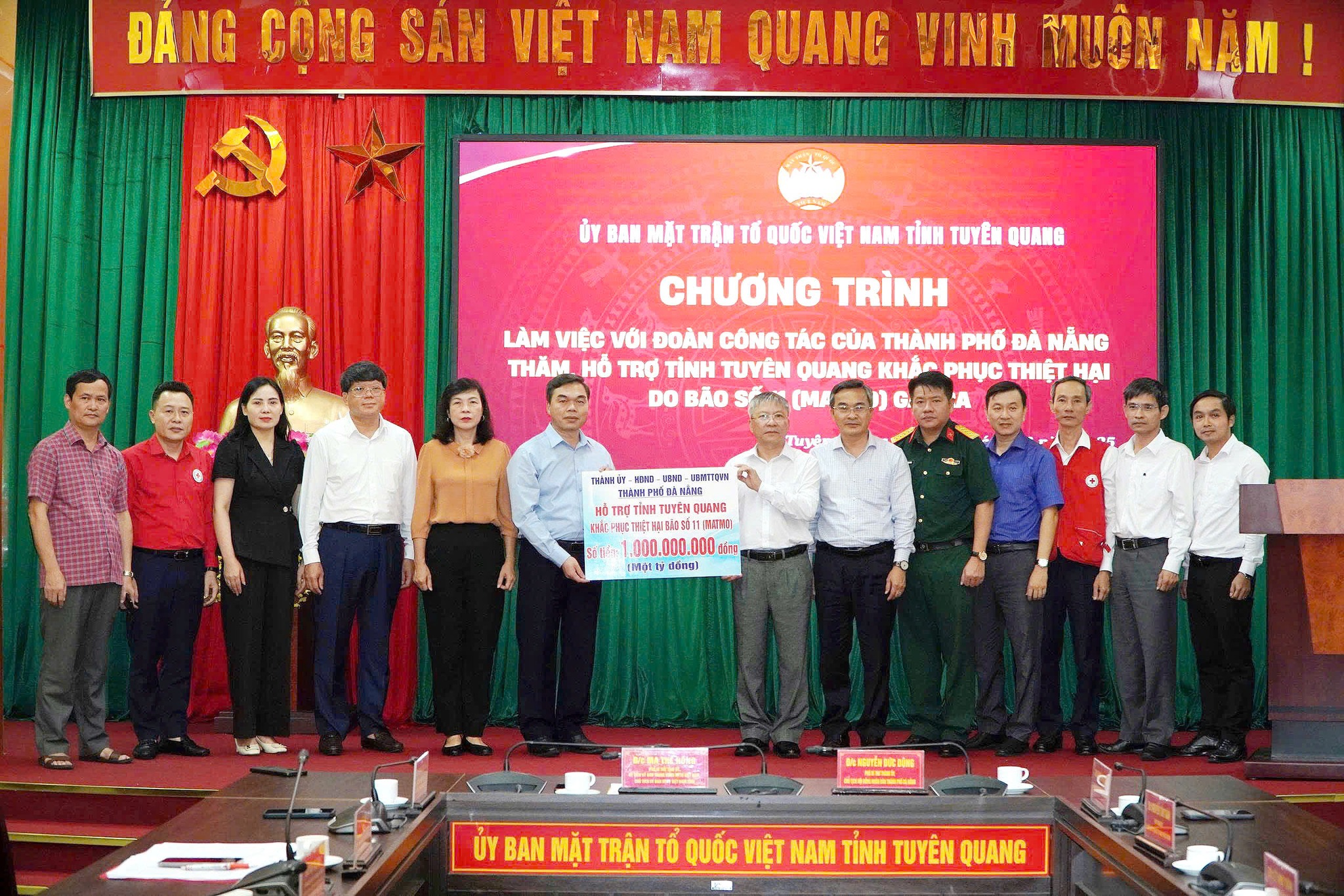 Đoàn công tác của Thành phố Đà Nẵng đến thăm, trao biển hỗ trợ 1 tỷ đồng ủng hộ tỉnh Tuyên Quang khắc phục thiệt hại do bão số 11 gây ra