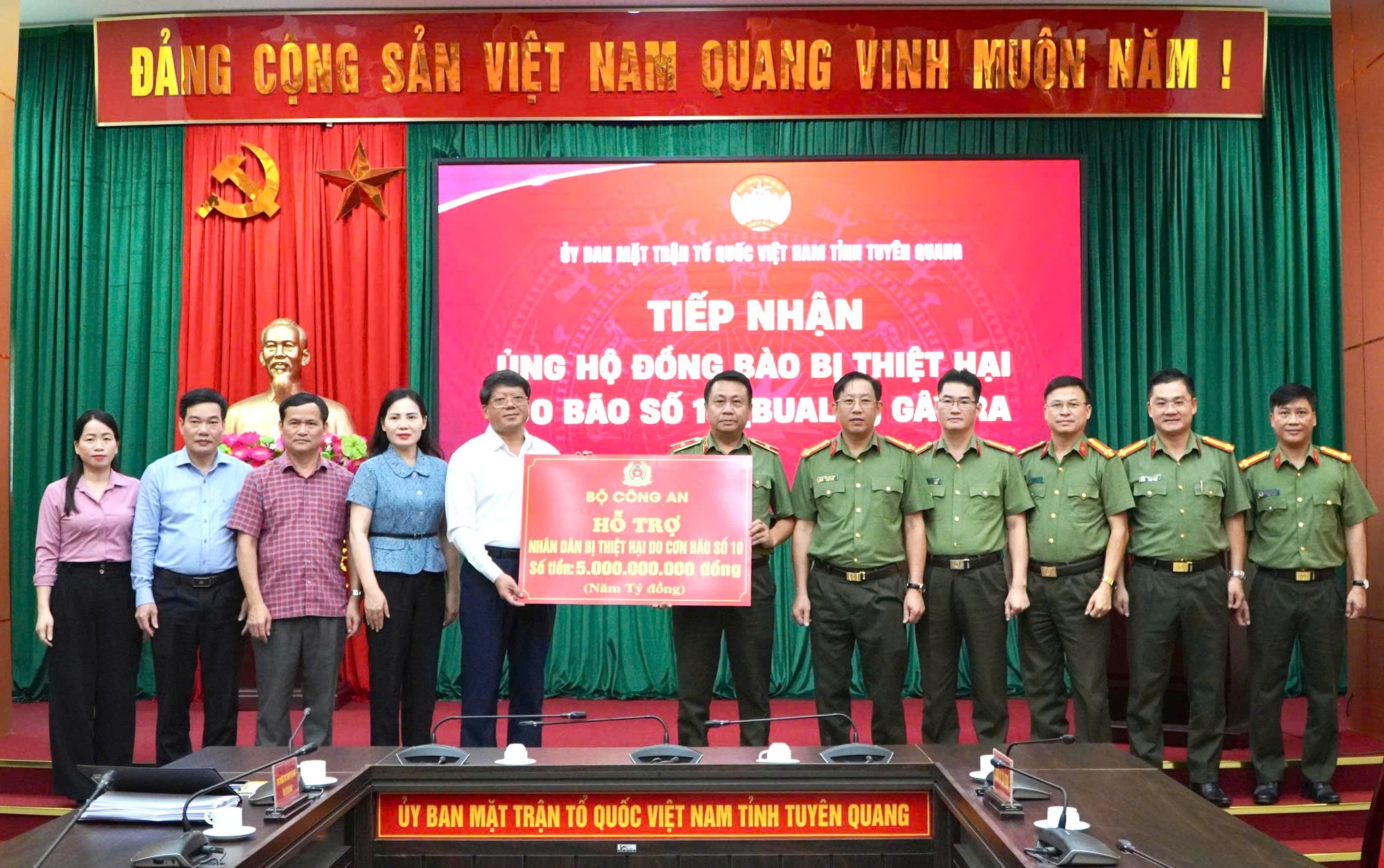 Bộ Công an ủng hộ 5 tỷ đồng hỗ trợ tỉnh Tuyên Quang khắc phục hậu quả do cơn bão số 10