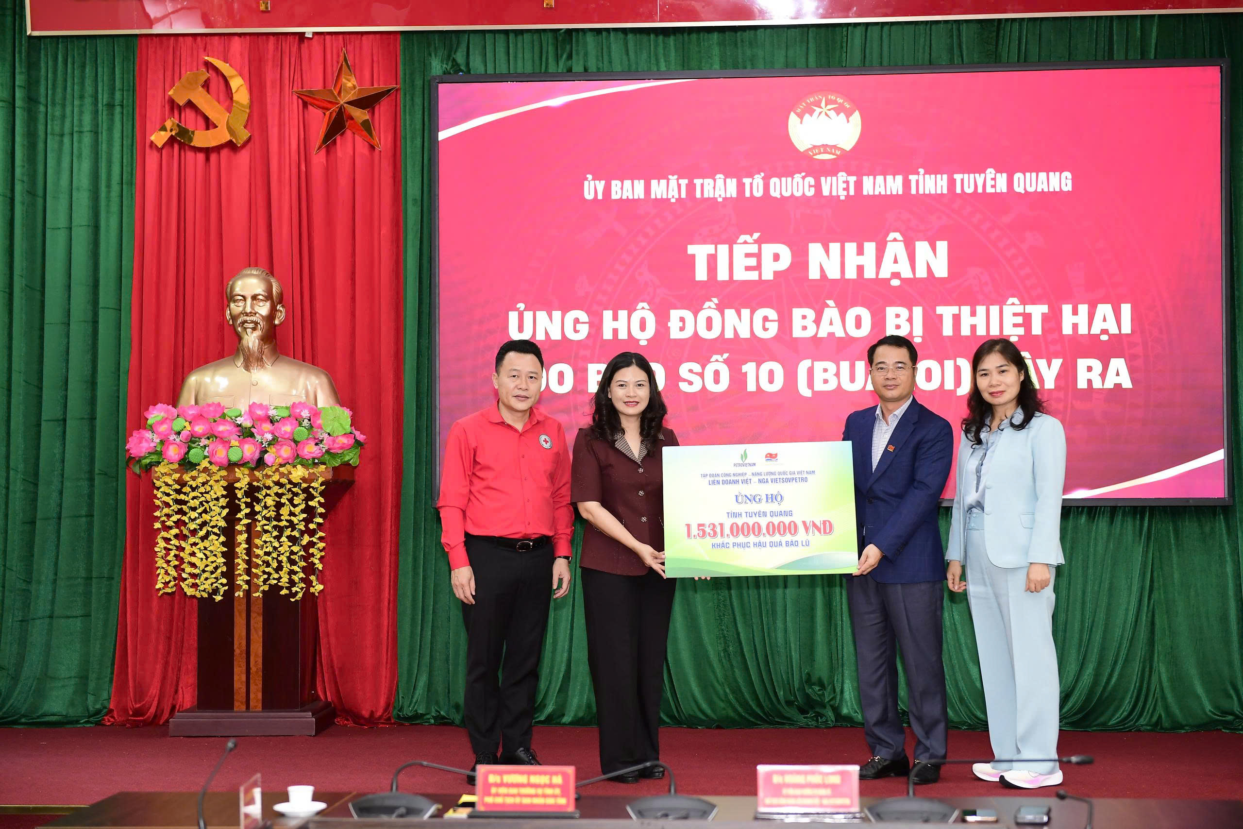 Phó Chủ tịch UBND tỉnh Vương Ngọc Hà tiếp đoàn công tác của Liên Đoàn dầu khí Vietsopetro thăm, hỗ trợ tỉnh khắc phục hậu quả thiên tai