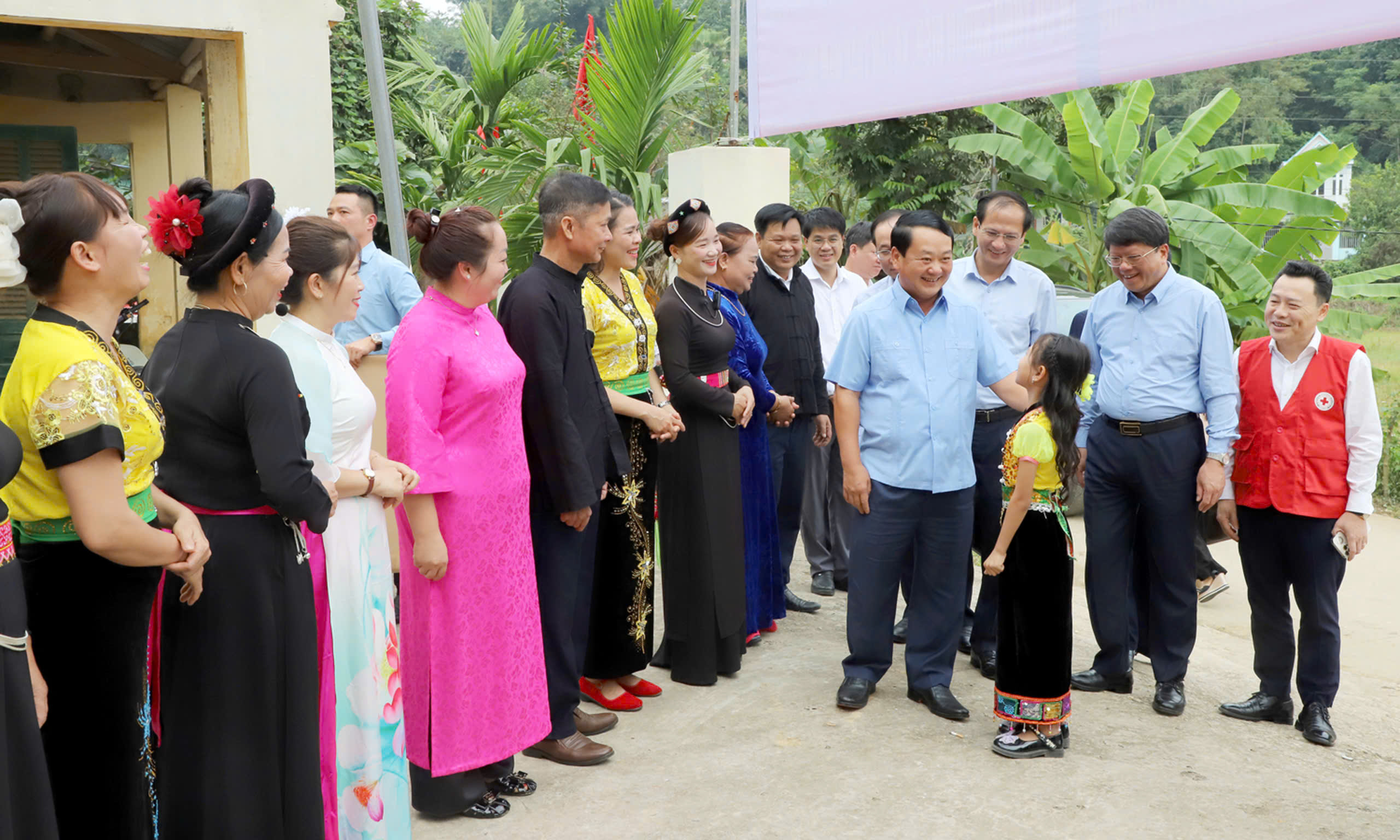 Bí thư Tỉnh ủy Hầu A Lềnh dự Ngày hội Đại đoàn kết toàn dân tộc  thôn Khuôn Điển, xã Tân Trào