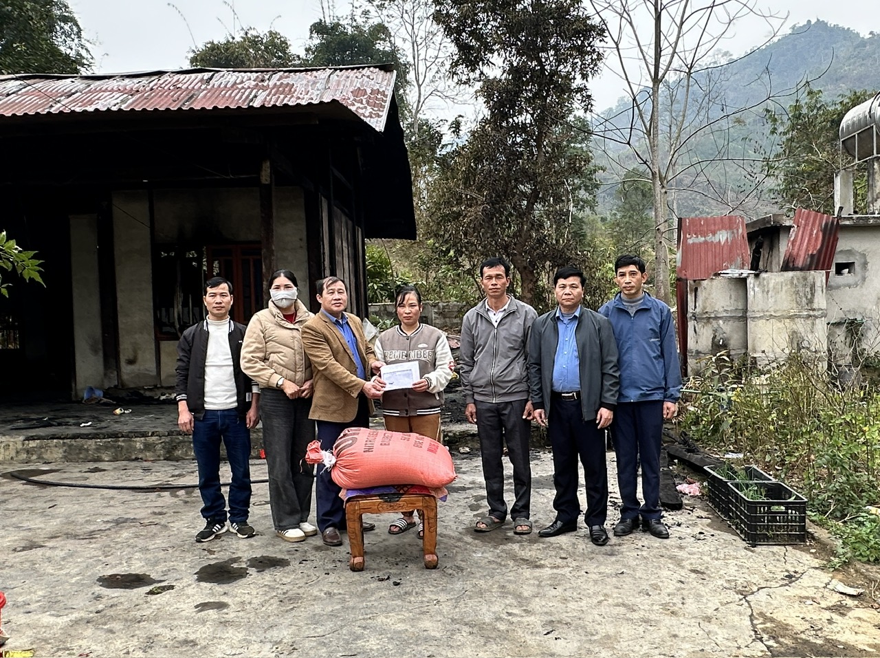 Uỷ ban MTTQ xã Phú Bình (Chiêm Hoá) phối hợp thăm hỏi, trao hỗ trợ cho gia đình hộ nghèo, có hoàn cảnh đặc biệt khó khăn bị cháy nhà