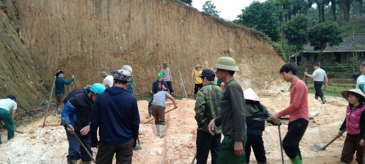 Hàm Yên: Ủy ban MTTQ xã Bạch Xa phối hợp tham gia giúp đỡ ngày công giúp hộ nghèo làm móng nhà