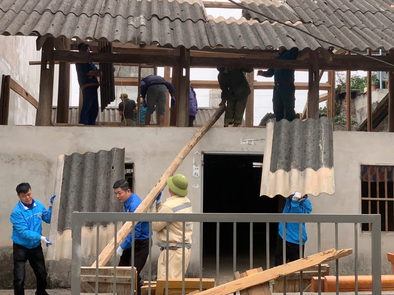 Ủy ban MTTQ và các tổ chức chính trị - xã hội xã Kim Phú và phường An Tường, phường Nông Tiến, thành phố Tuyên Quang tham gia hỗ trợ hộ nghèo xóa nhà tạm, nhà dột nát