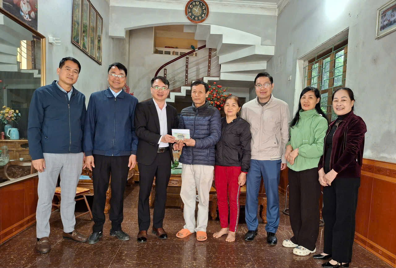 Ủy ban MTTQ xã Tràng Đà, thành phố Tuyên Quang phối hợp trao kinh phí sửa nhà bị ảnh hưởng cơn bão số 3 Yagy