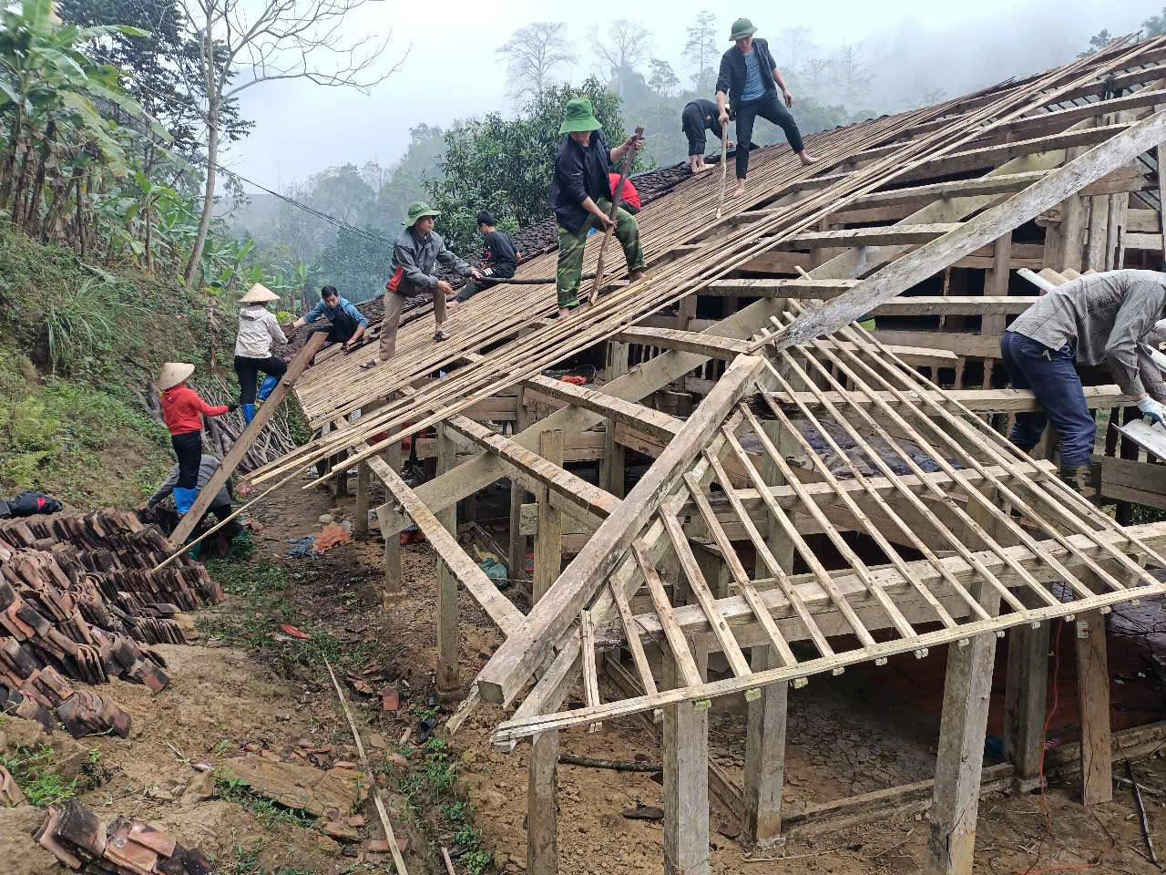 Uỷ ban MTTQ và các tổ chức chính trị - xã hội xã Đà Vị (Na Hang) hỗ trợ hộ nghèo tháo dỡ nhà cũ, chuẩn bị mặt bằng làm nhà ở mới