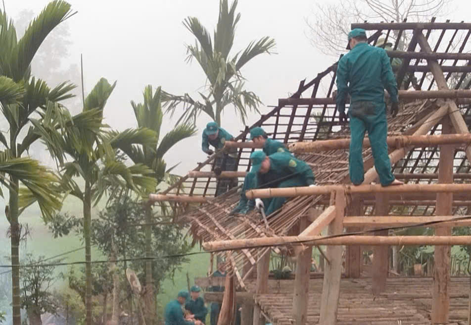 Ủy ban MTTQ và các tổ chức chính trị - xã hội xã Bằng Cốc (Hàm Yên) tham gia giúp đỡ hộ nghèo tháo dỡ nhà cũ để xây dựng nhà mới