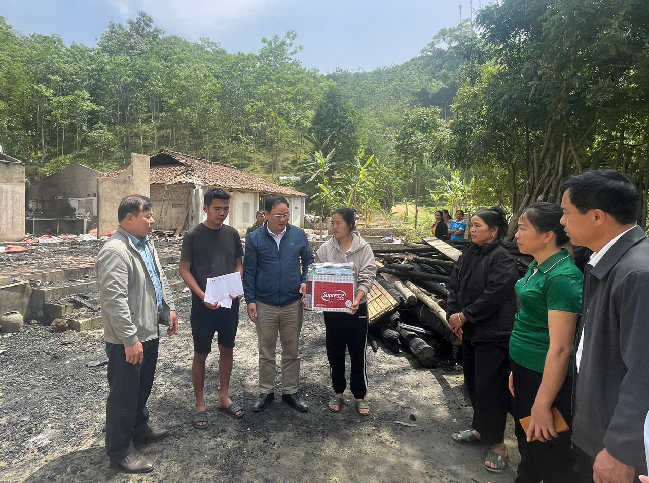 Lãnh đạo Ủy ban MTTQ huyện Na Hang thăm hỏi, trao hỗ trợ gia đình bị hỏa hoạn