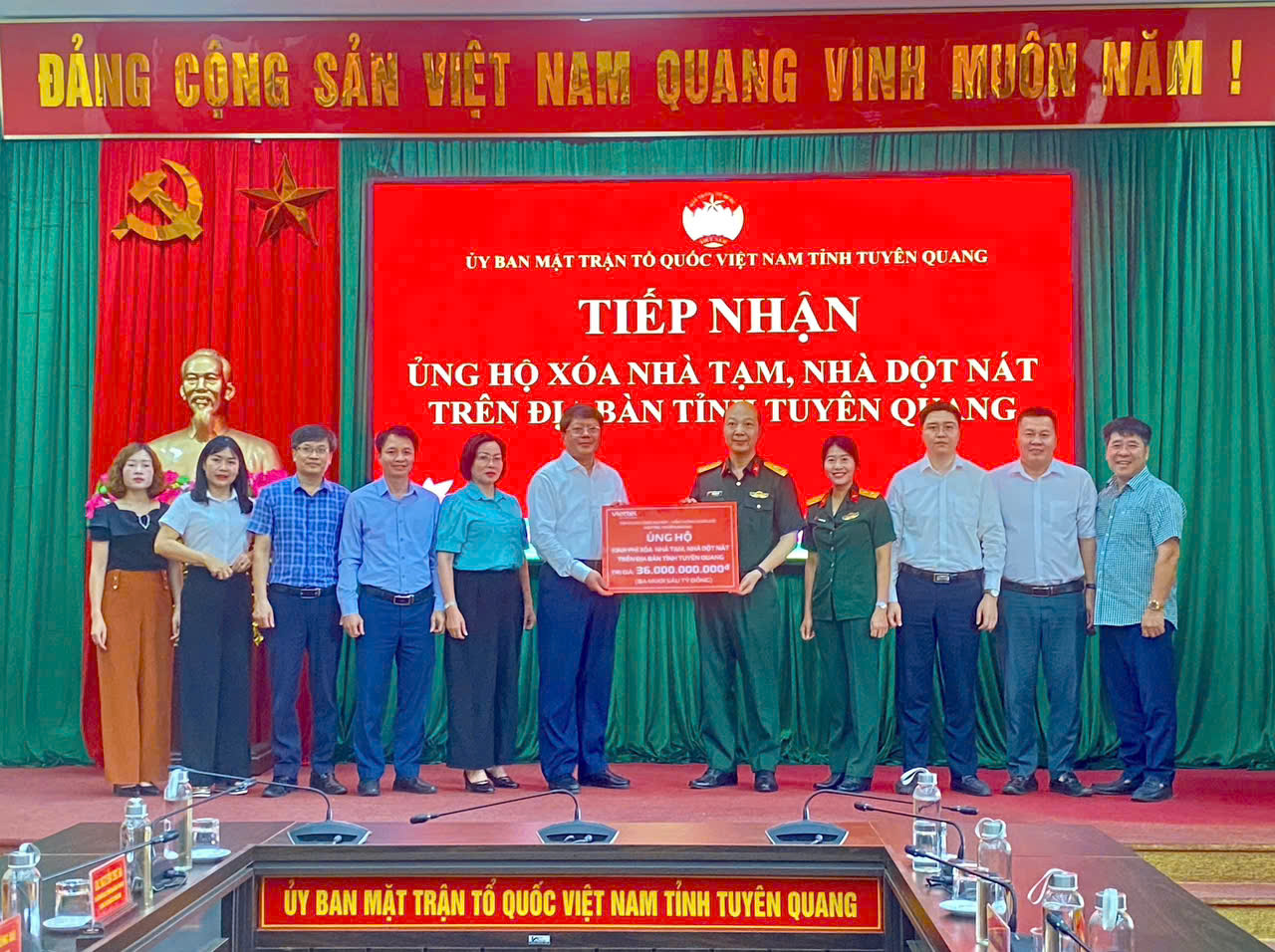 Viettel Tuyên Quang trao biển hỗ trợ 36 tỷ đồng để thực hiện xóa 600 căn nhà tạm, nhà dột nát trên địa bàn tỉnh