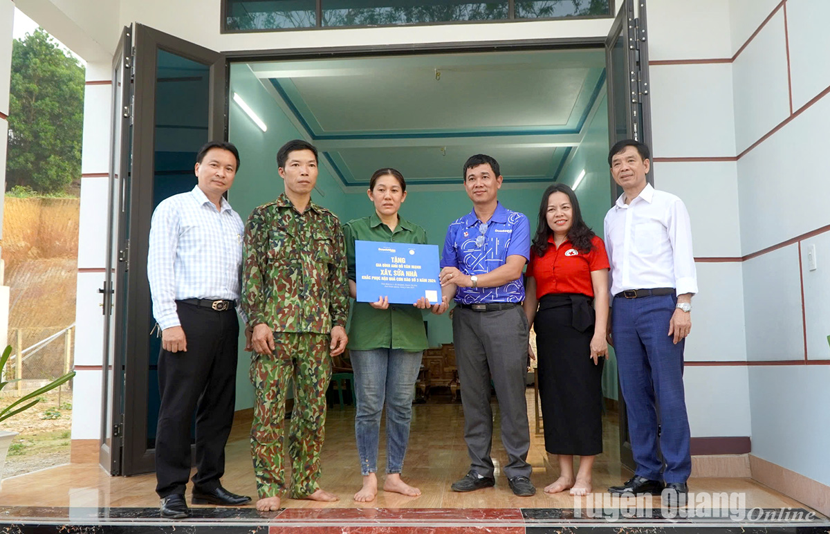 Xã hội hóa làm nhà cho hộ nghèo