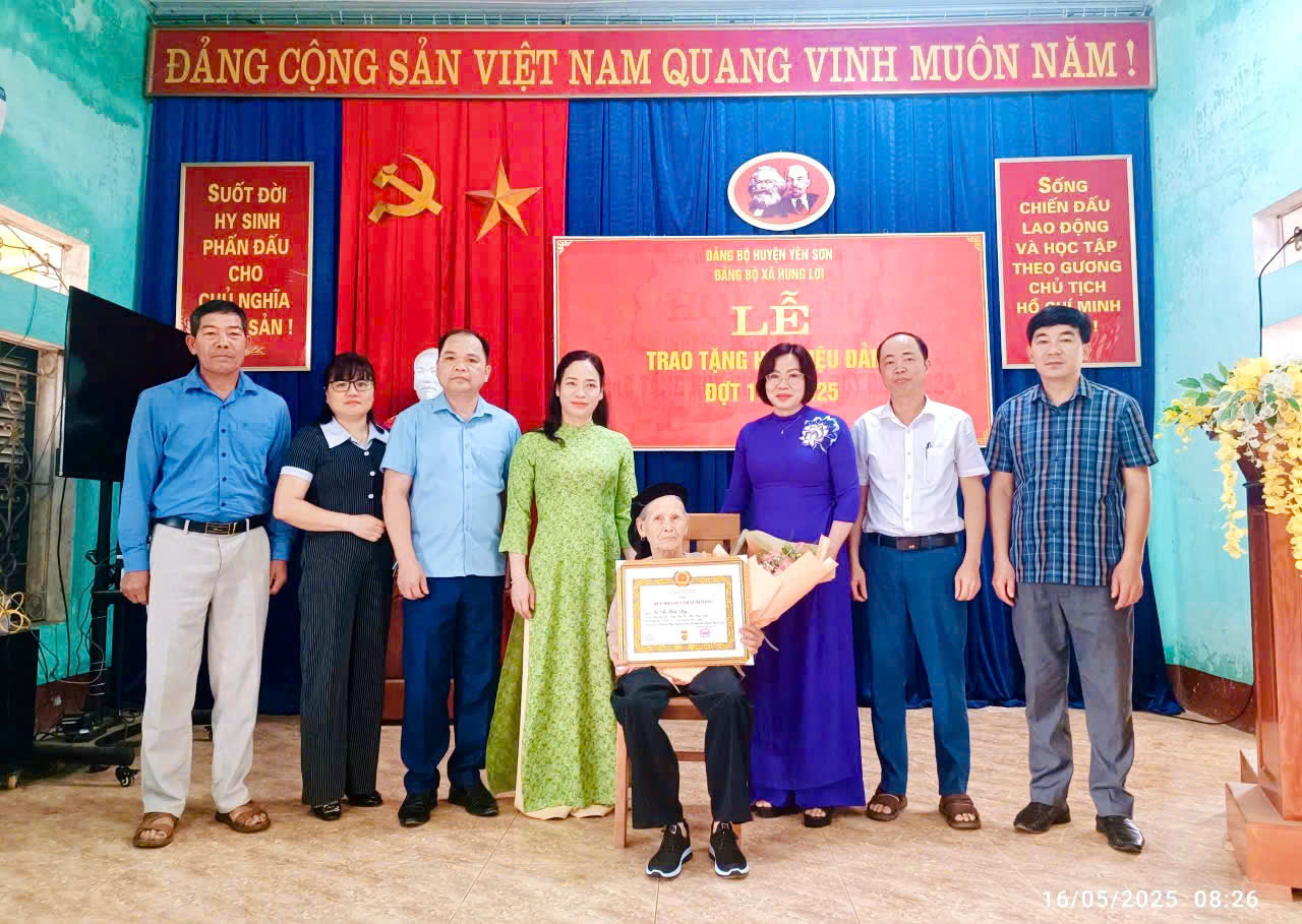 Đồng chí Tăng Thị Dương, Tỉnh ủy viên, Phó Chủ tịch Ủy ban MTTQ Việt Nam tỉnh trao Huy hiệu Đảng tại xã Hùng Lợi.
