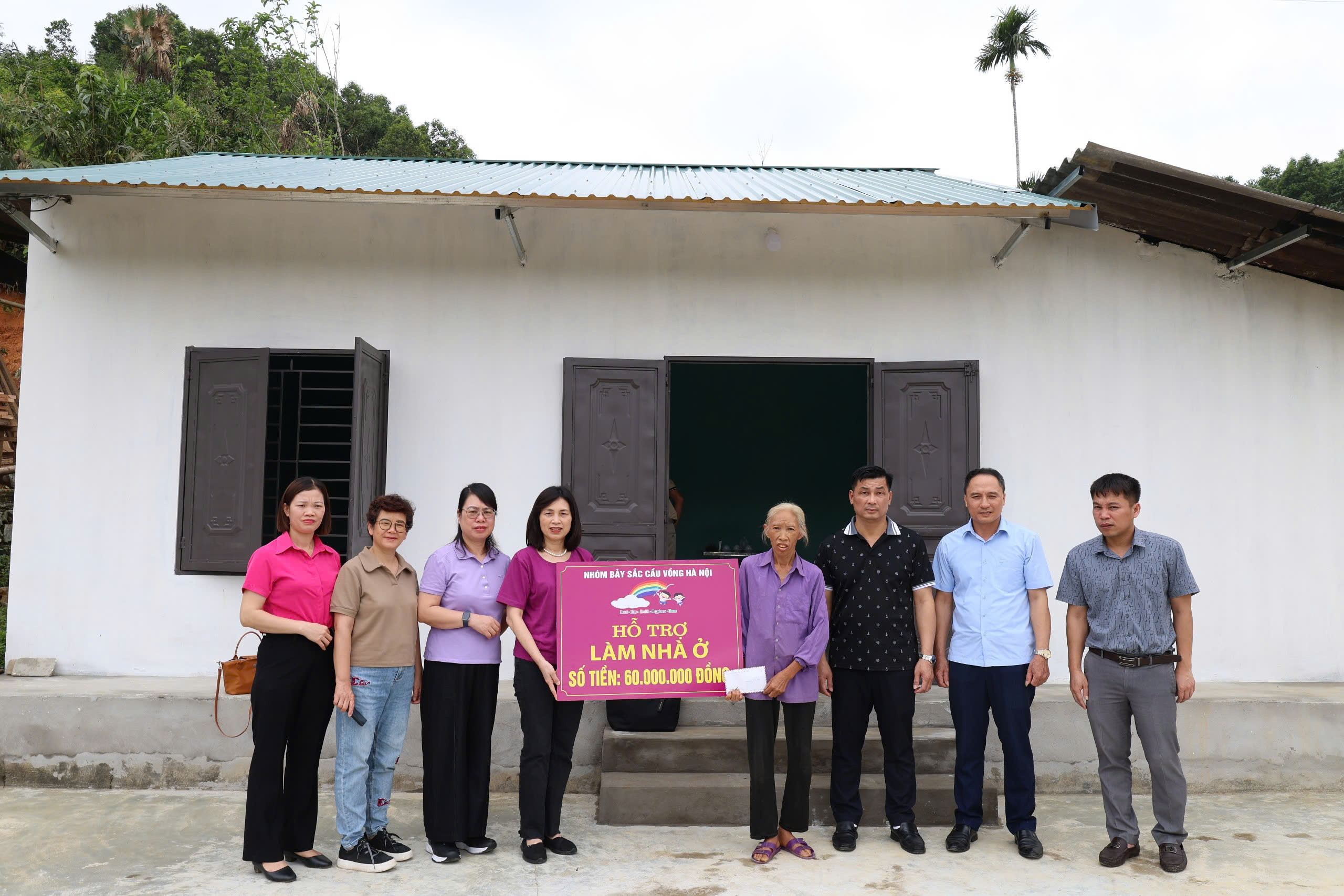 Yên Sơn: Ủy ban MTTQ Việt Nam xã Tứ Quận phối hơp trao kinh phí hỗ trợ làm nhà cho hộ nghèo