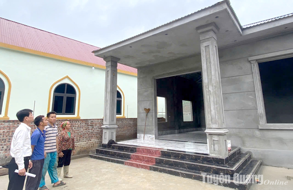 Cán bộ sát cánh cùng dân xóa nhà tạm