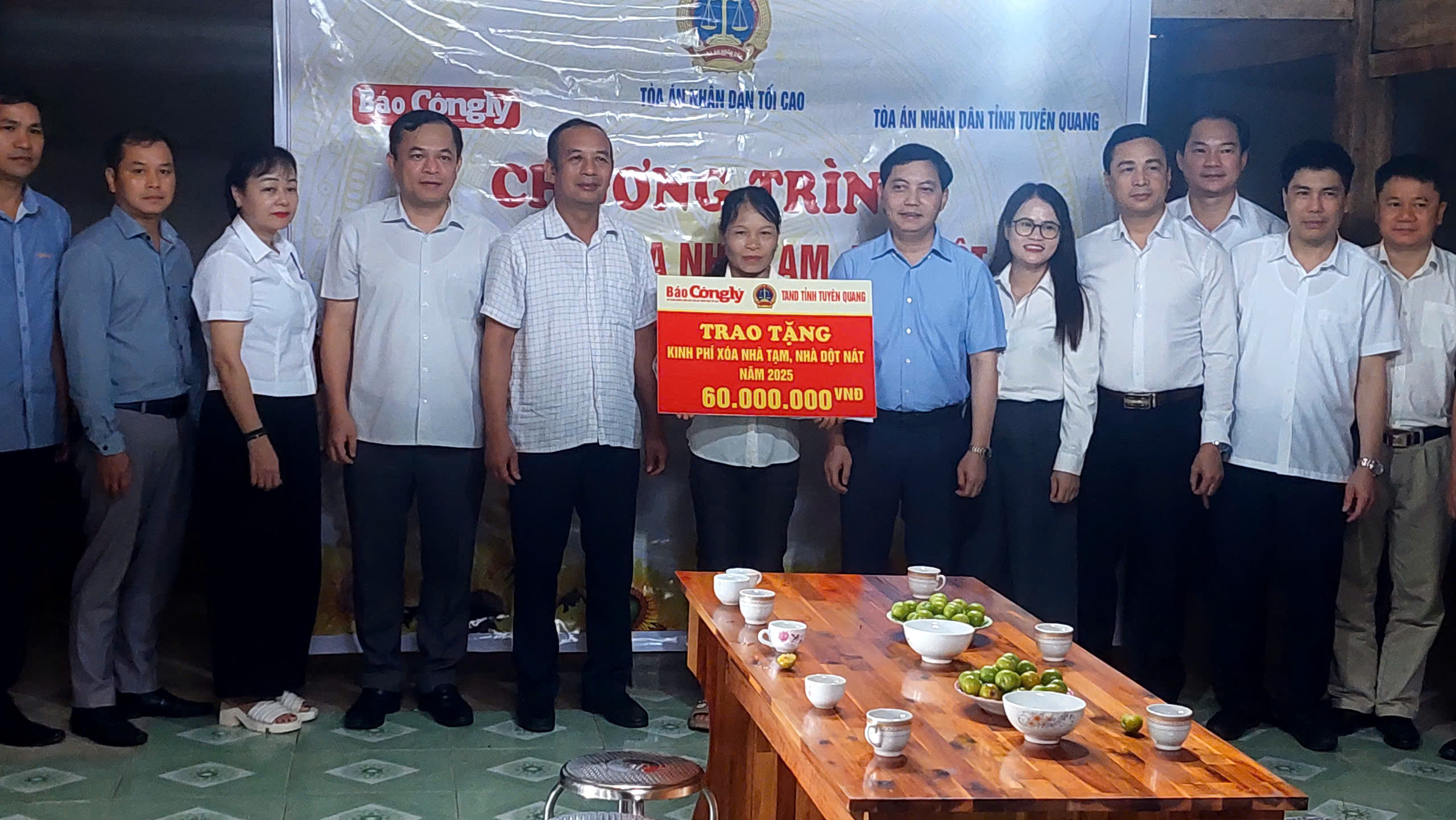 Báo Công lý trao kinh phí hỗ trợ xóa nhà tạm, dột nát tại thôn Bản Muông, xã Hồng Thái (Na Hang)