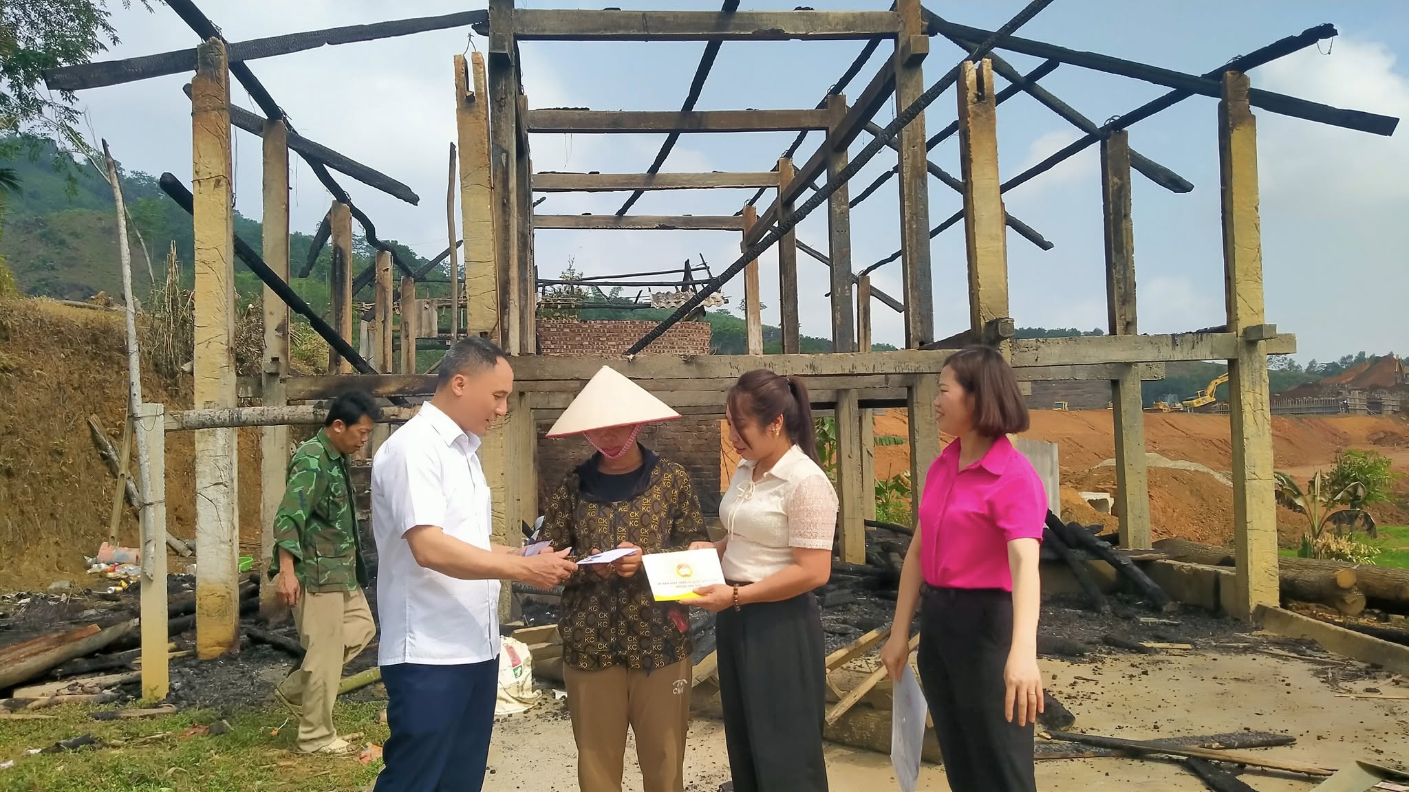 Ủy ban MTTQ Việt Nam huyện Yên Sơn thăm hỏi, trao hỗ trợ cho gia đình bị cháy nhà tại xã Tứ Quận