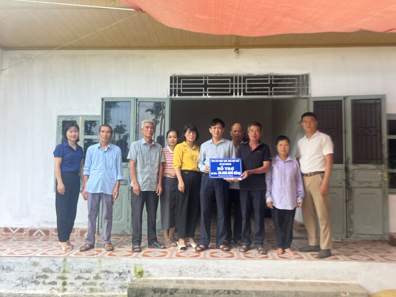 Uỷ ban MTTQ Việt Nam xã An Khang, thành phố Tuyên Quang phối hợp trao tiền hỗ trợ cho các hộ gia đình làm mới, sửa chữa nhà ở