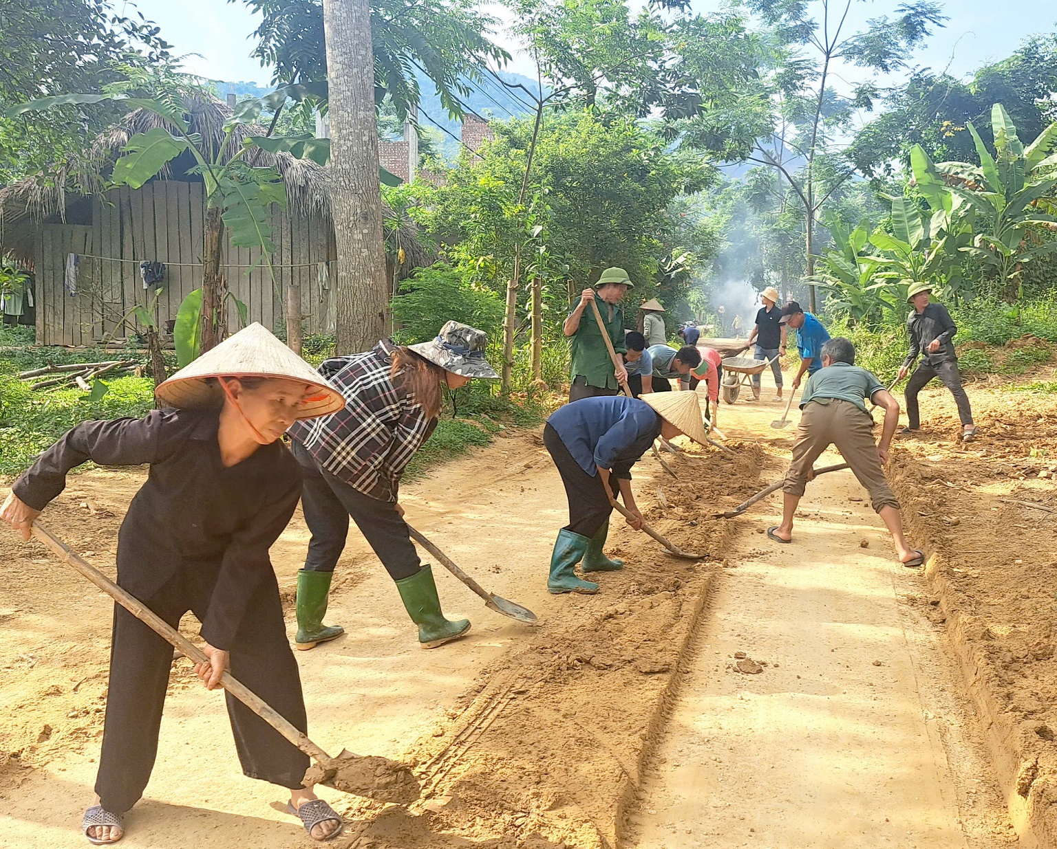 Yên Sơn: Ủy ban MTTQ Việt Nam xã Hùng Lợi tham gia hoạt động với Nhân dân ở cơ sở