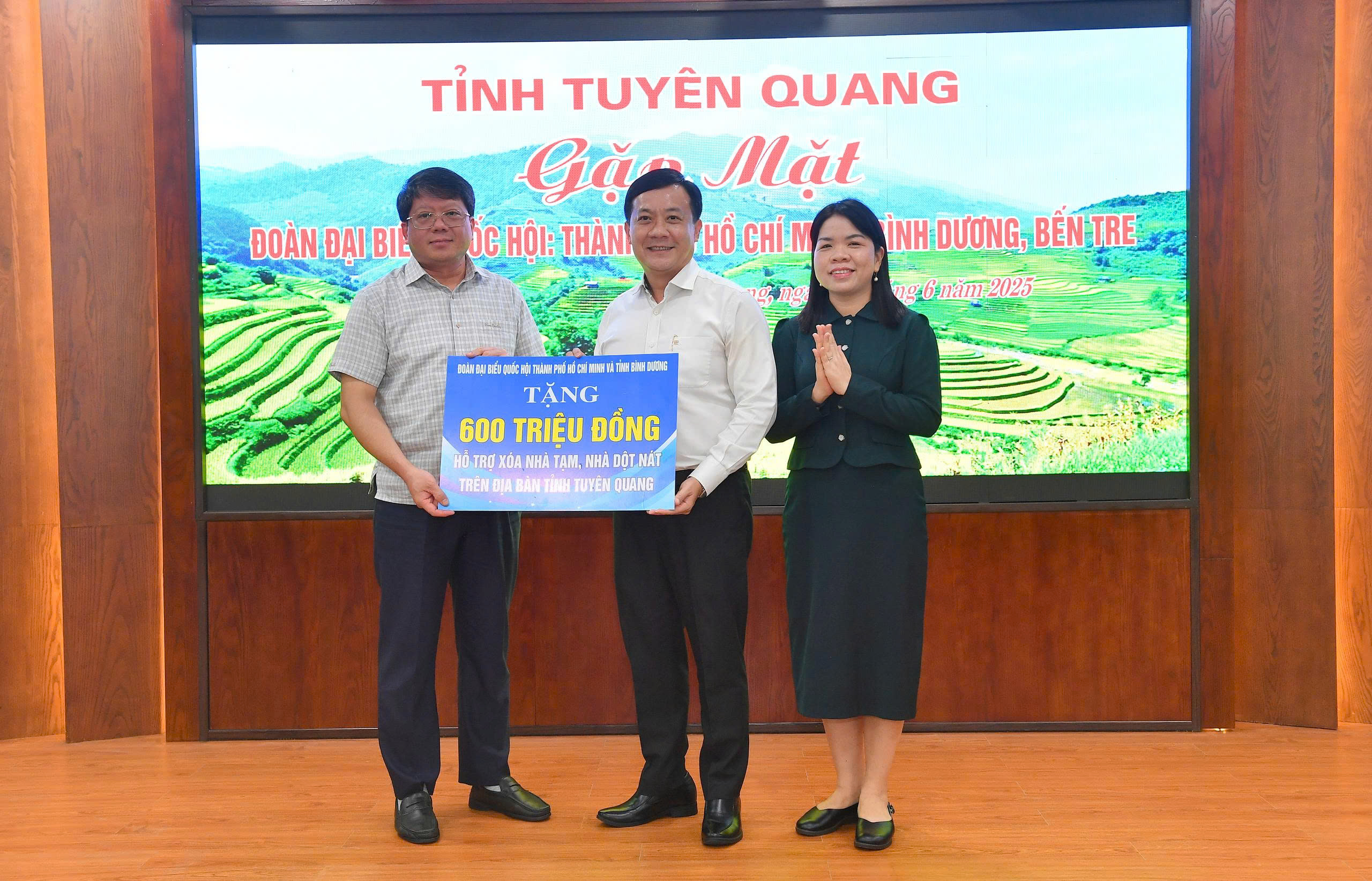 Ủy ban MTTQ Việt Nam tỉnh tiếp nhận ủng hộ Quỹ xóa nhà tạm, nhà dột nát tỉnh Tuyên Quang và học bổng cho học sinh có hoàn cảnh khó khăn trên địa bàn  tỉnh