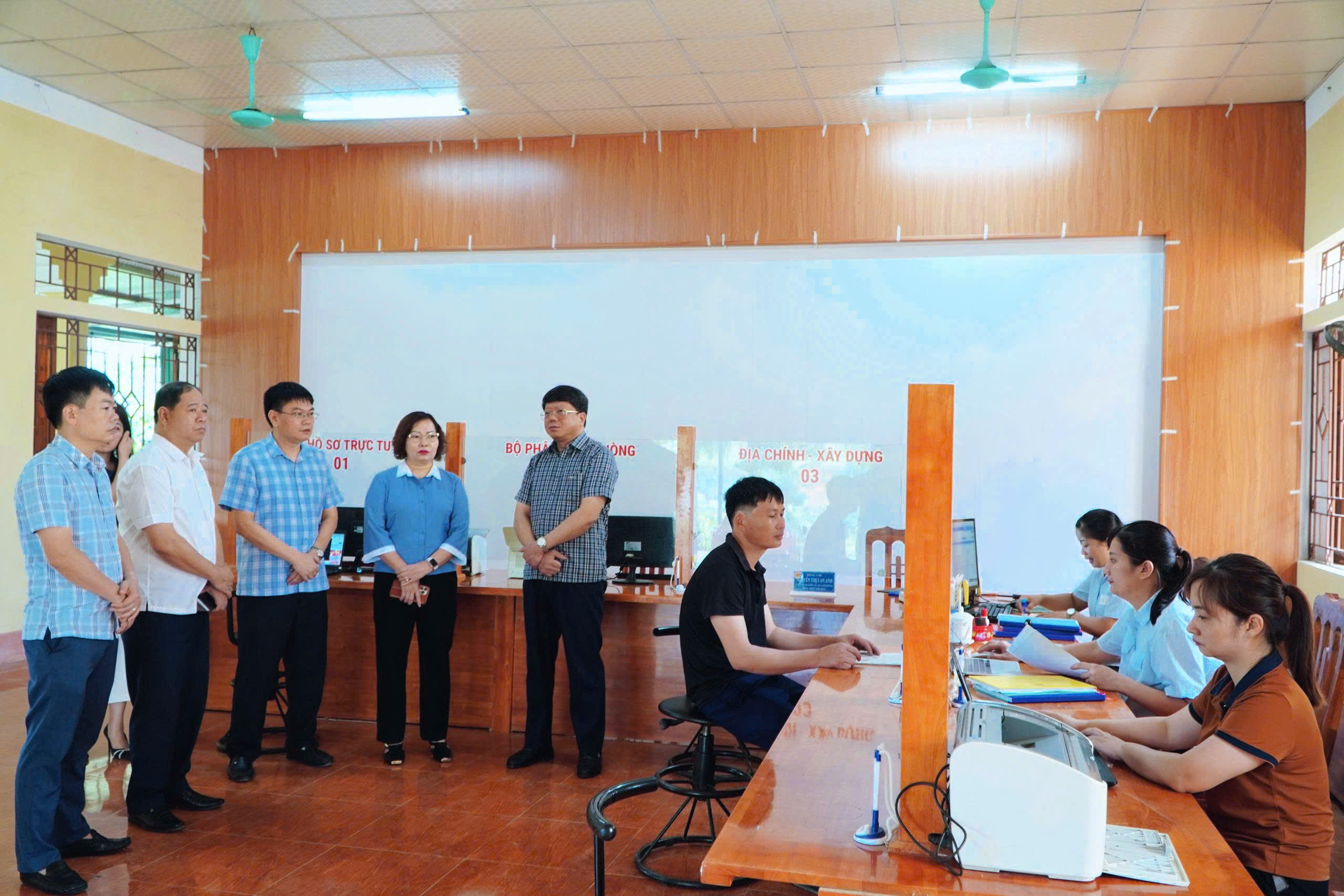 Đồng chí Hà Trung Kiên, Ủy viên Ban Thường vụ Tỉnh ủy, Chủ tịch Ủy ban MTTQ Việt Nam tỉnh kiểm tra vận hành thử nghiệm hoạt động của các cơ quan Đảng, Nhà nước, Mặt trận Tổ quốc cấp xã sau sắp xếp đơn vị hành chính tại huyện Hàm Yên