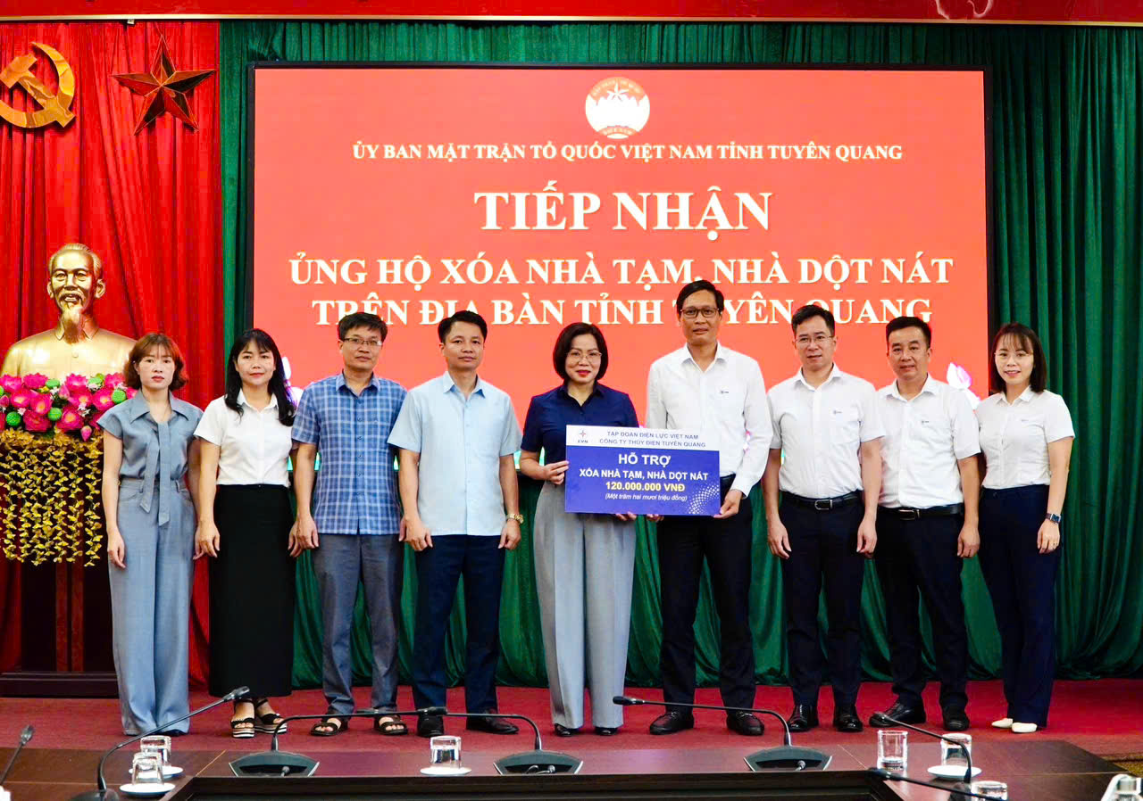 Công ty Thủy điện Tuyên Quang trao kinh phí hỗ trợ xoá nhà tạm, nhà dột nát trên địa bàn tỉnh