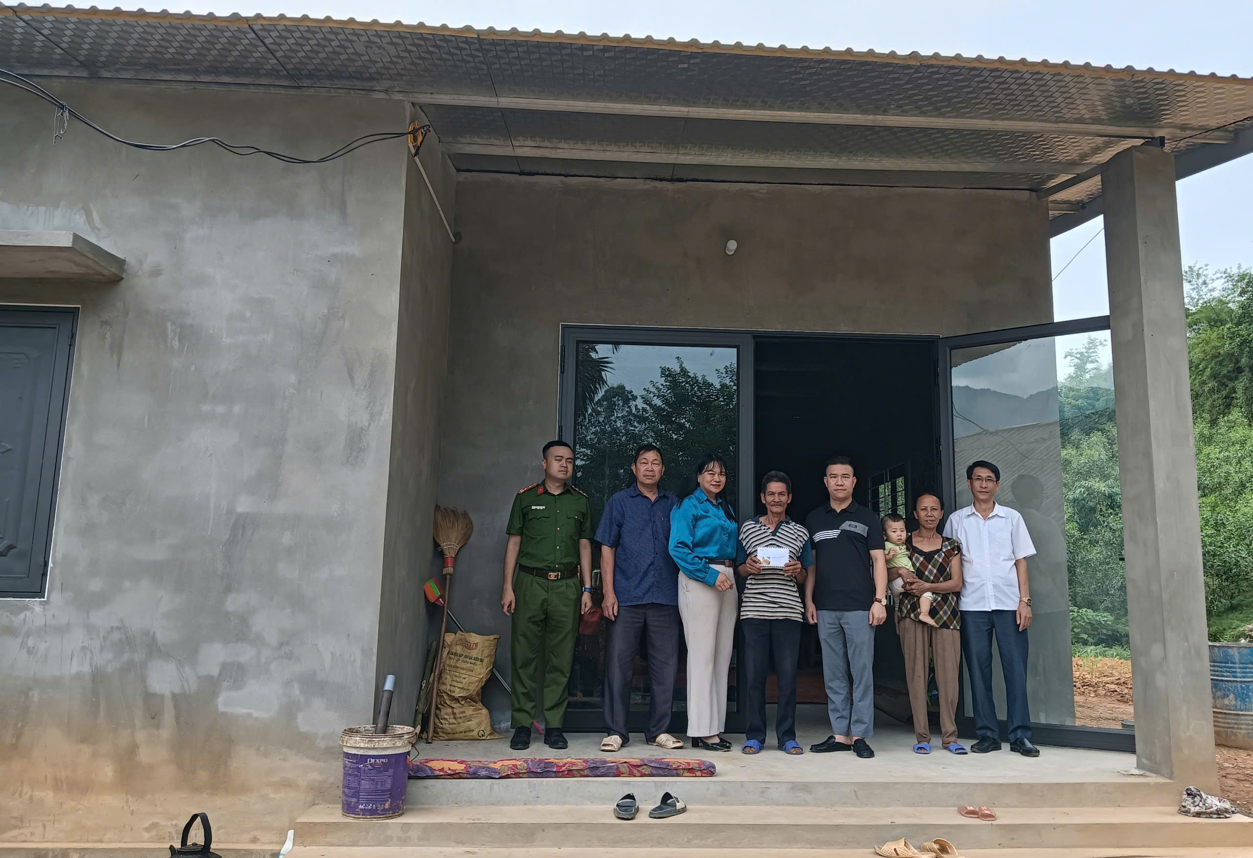 Ủy ban MTTQ Việt Nam xã Chân Sơn, huyện Yên Sơn thăm hỏi, trao kinh phí hỗ trợ cho hộ nghèo làm nhà ở mới