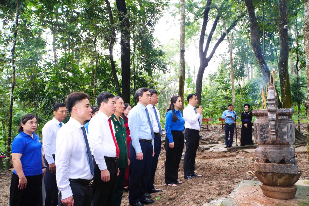 Uỷ ban MTTQ Việt Nam tỉnh Tuyên Quang dâng hương tại Khu di tích Quốc gia đặc biệt Tân Trào