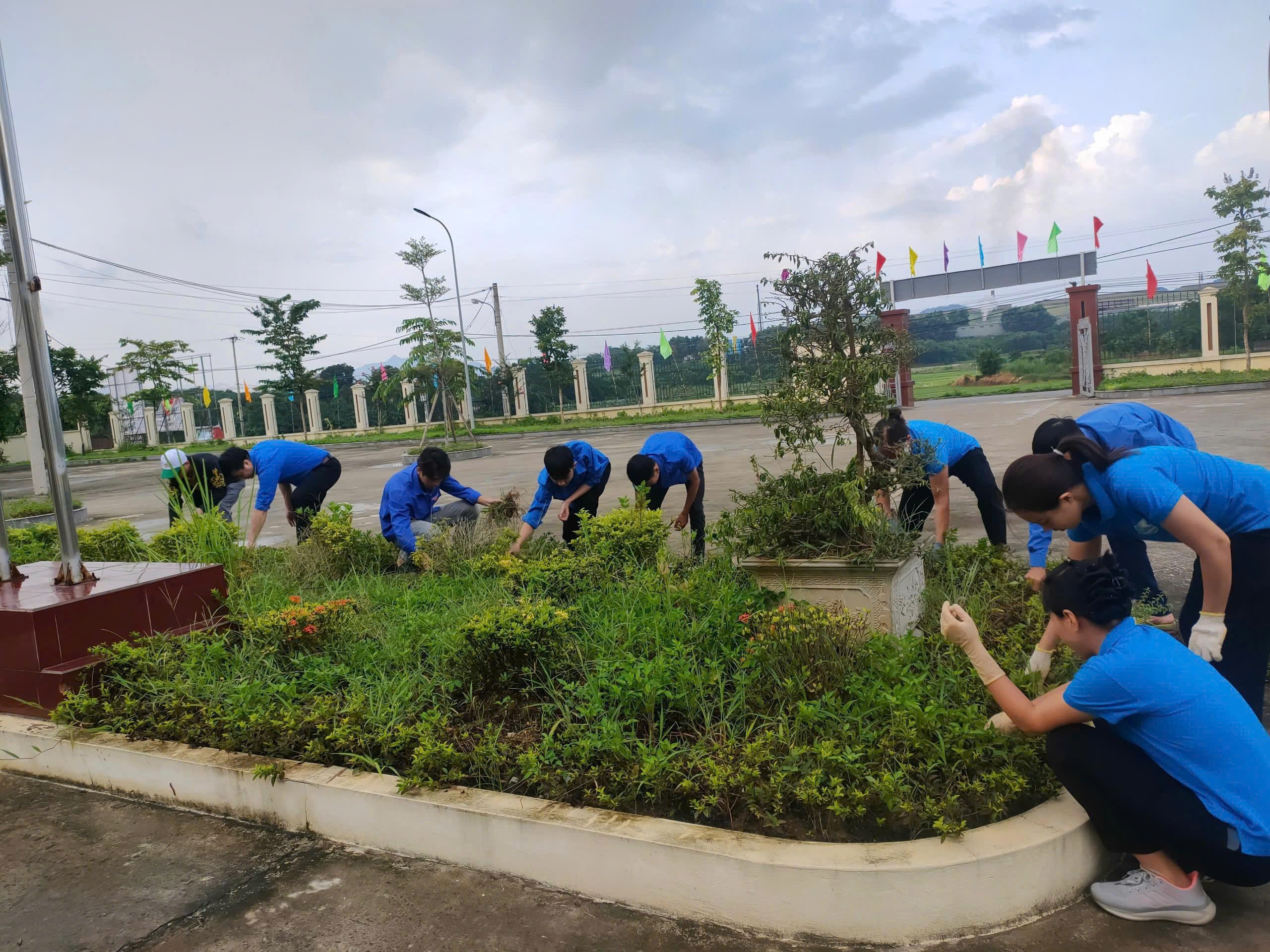 HOẠT ĐỘNG “NGÀY CHỦ NHẬT XANH” RA QUÂN CAO ĐIỂM BẢO VỆ MÔI TRƯỜNG