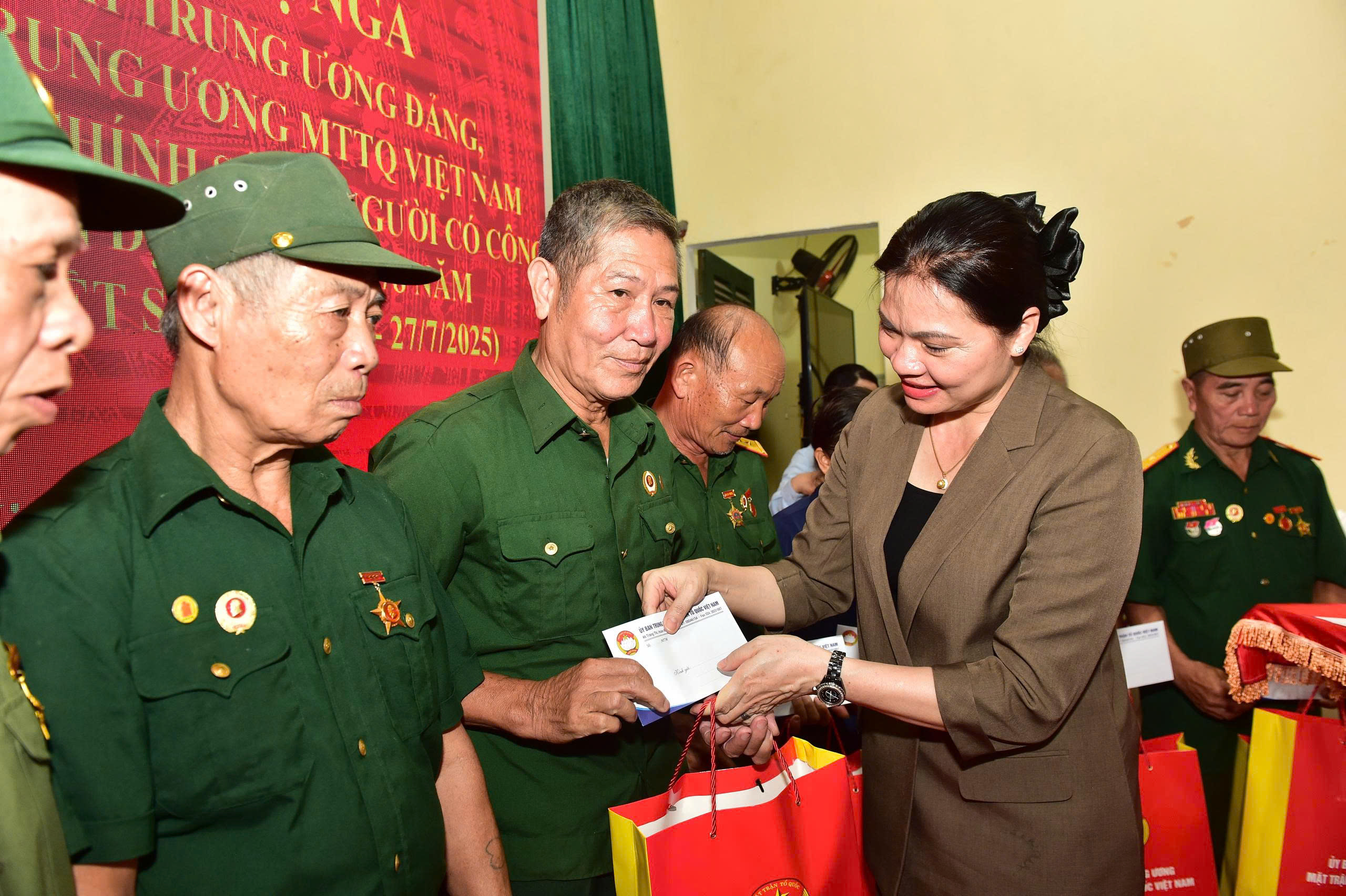Đồng chí Hà Thị Nga thăm Di tích lịch sử Mặt trận Dân tộc thống nhất Việt Nam, tặng quà gia đình chính sách tại xã Kiên Đài và trao tặng phòng học tại Tuyên Quang