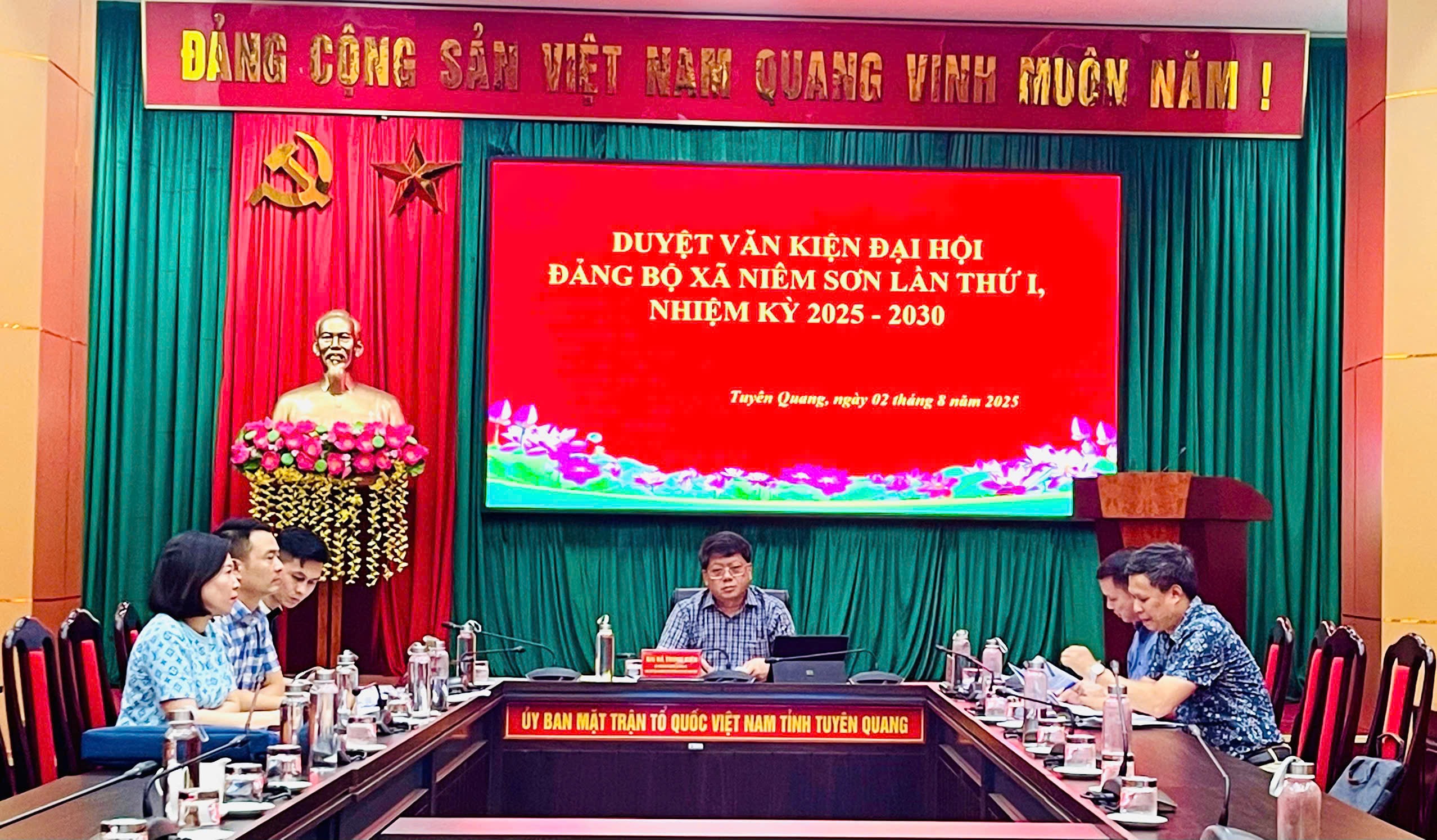 Đồng chí Hà Trung Kiên, Ủy viên Ban Thường vụ Tỉnh ủy, Phó Chủ tịch Thường trực Ủy ban MTTQ Việt Nam tỉnh duyệt văn kiện Đại hội Đảng bộ  các xã Ngọc Long, Du Già, Đường Thượng, Niêm Sơn