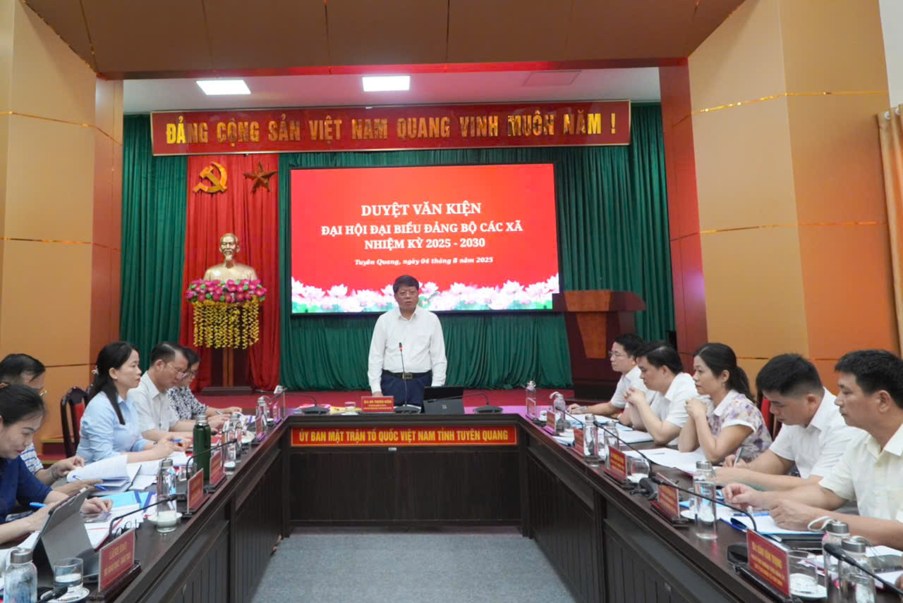 Đồng chí Phó Chủ tịch Thường trực Ủy ban MTTQ Việt Nam tỉnh Hà Trung Kiên duyệt văn kiện Đại hội Đảng bộ các xã Kim Bình, Kiên Đài, Tri Phú