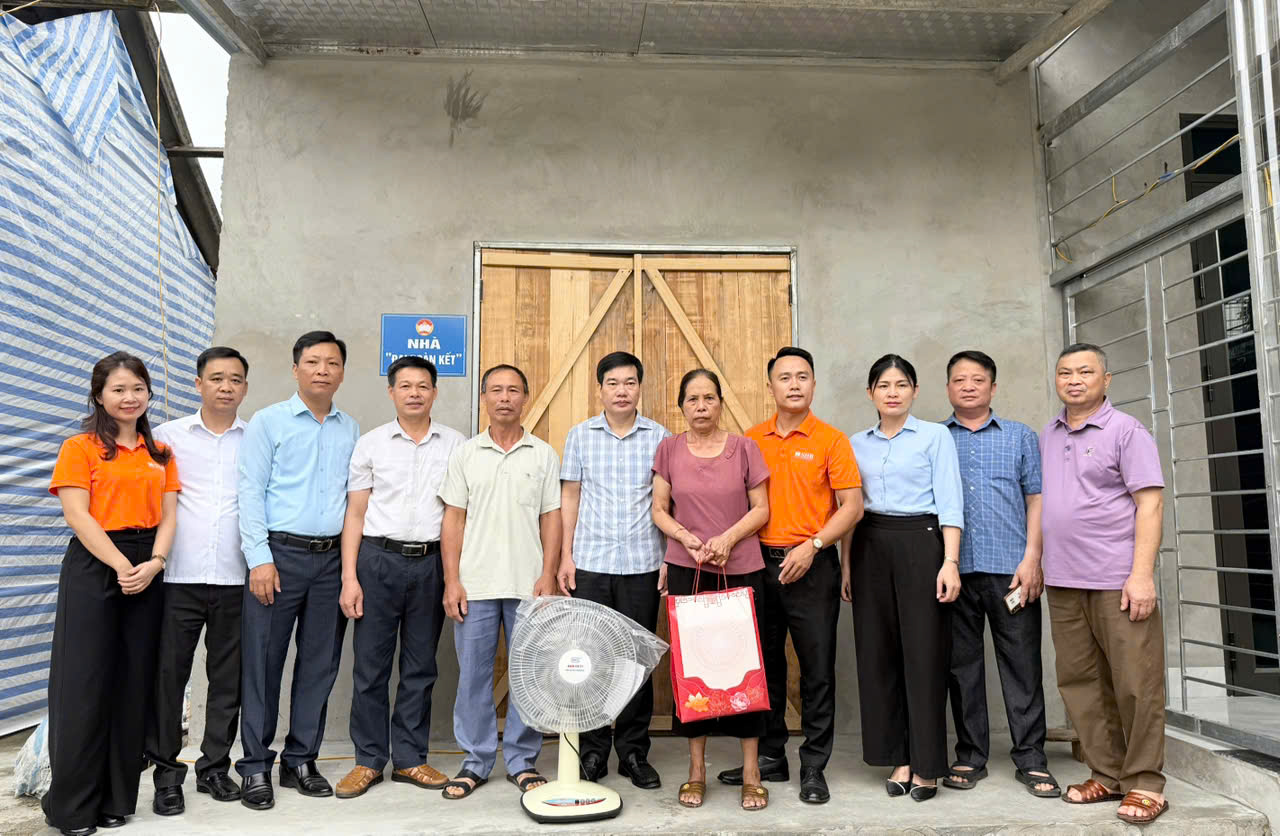 Khánh thành và bàn giao nhà Đại đoàn kết cho gia đình bà Hoàng Thị Khuyên, trú tại thôn Yên Khánh, phường An Tường, tỉnh Tuyên Quang.