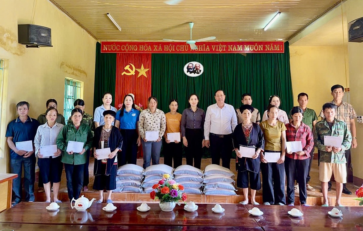 Phó Chủ tịch Ủy ban Mặt trận Tổ quốc Việt Nam tỉnh, Chủ tịch Hội Liên hiệp Phụ nữ tỉnh Âu Thị Mai thăm, tặng quà các hộ gia đình bị ảnh hưởng do mưa bão tại xã Yên Phú, tỉnh Tuyên Quang