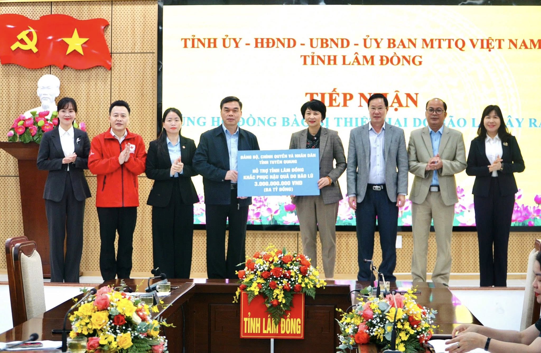 Đồng chí Ma Thế Hồng, Phó Bí thư Tỉnh ủy, Chủ tịch Ủy ban MTTQ tỉnh thăm hỏi, trao hỗ trợ đồng bào tỉnh Lâm Đồng bị thiệt hại do thiên tai