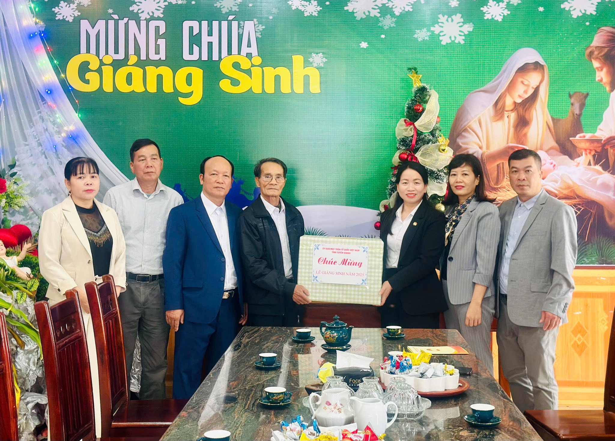 Đồng chí Trần Thị Hoàn, Phó Chủ tịch Ủy ban Mặt trận Tổ Việt Nam tỉnh  đến thăm, chúc mừng các Giáo xứ tỉnh Tuyên Quang nhân dịp Lễ Giáng sinh năm 2025.