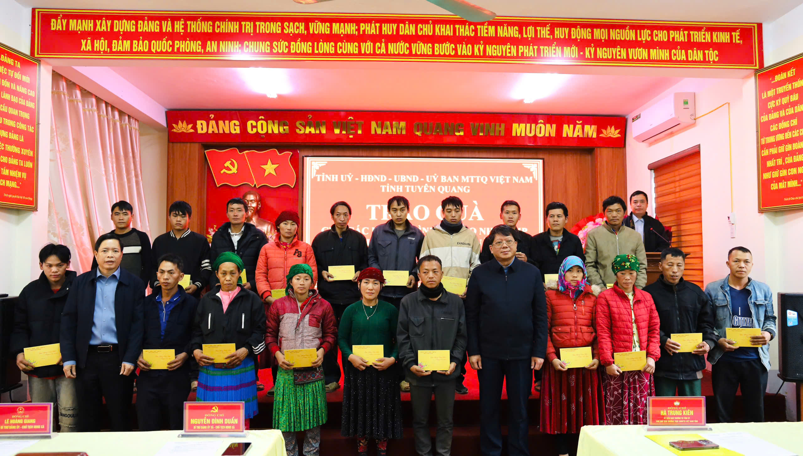 Đồng chí Hà Trung Kiên tặng quà, kiểm tra tại cơ sở