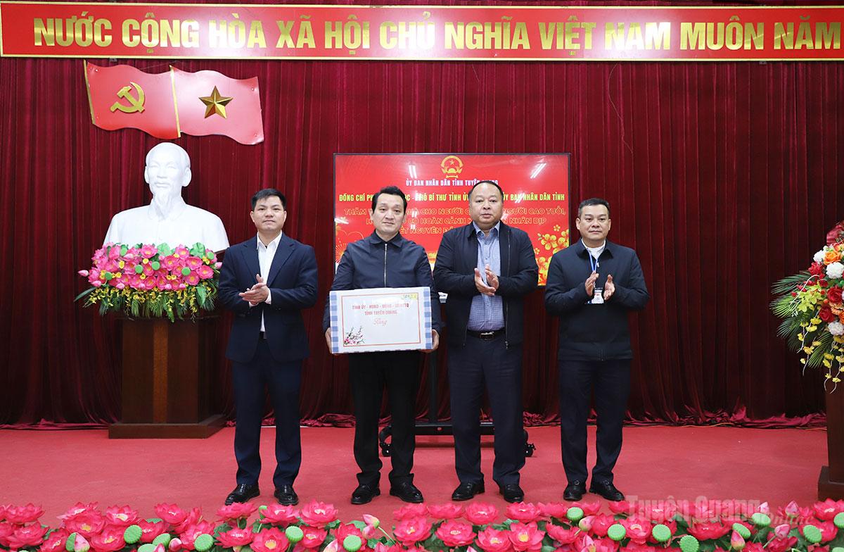 Chủ tịch UBND tỉnh Phan Huy Ngọc thăm, tặng quà Tết tại xã Cao Bồ và Phú Linh