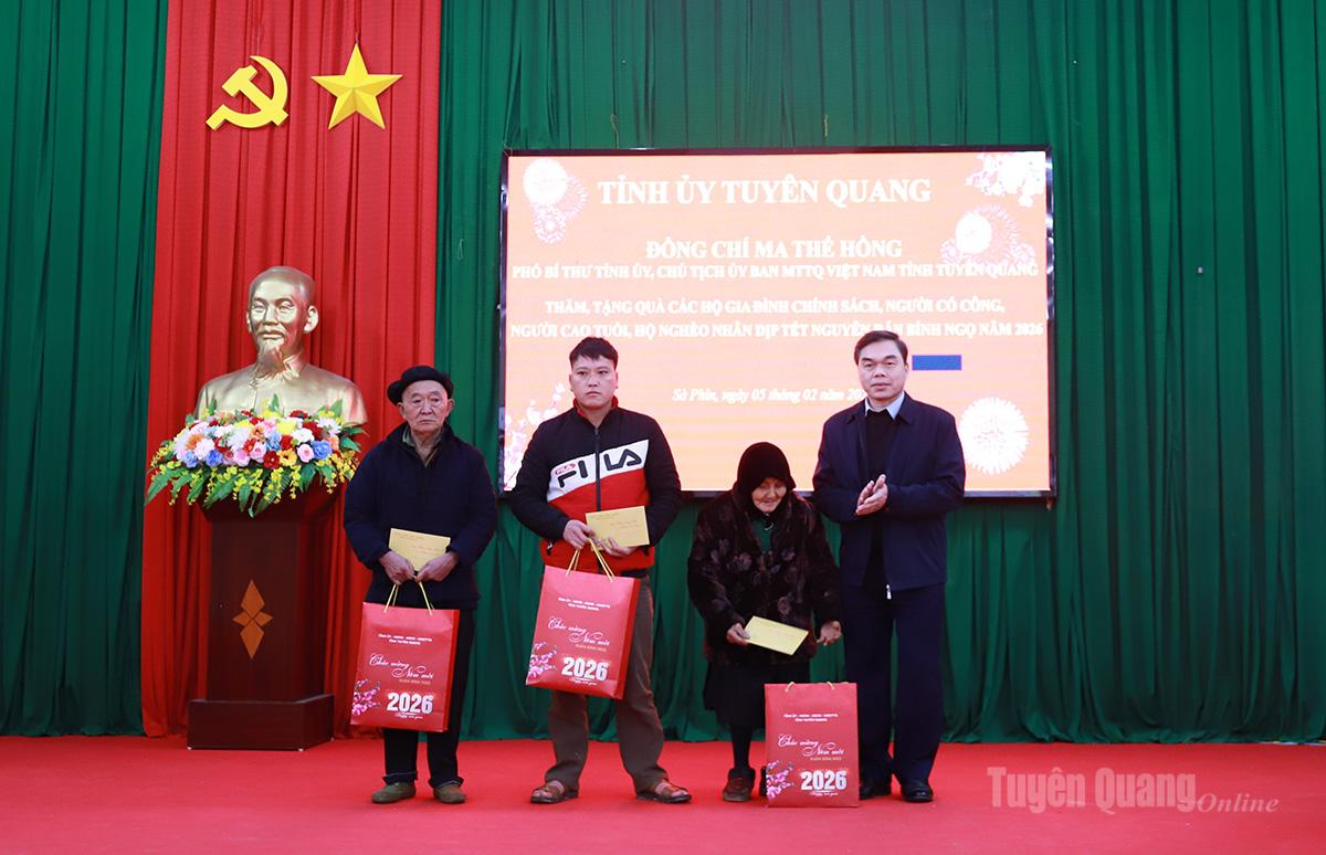 Phó Bí thư Tỉnh ủy, Chủ tịch Ủy ban MTTQ tỉnh Ma Thế Hồng thăm, tặng quà Tết tại xã Sà Phìn