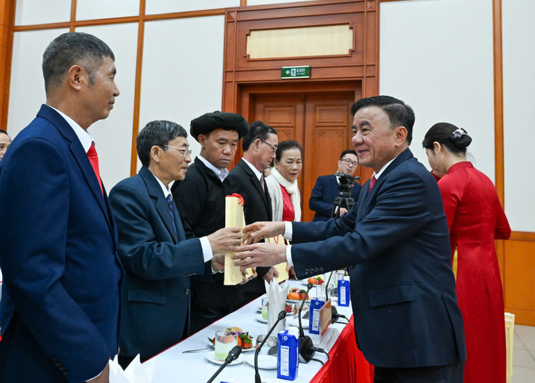 Thường trực Ban Bí thư Trần Cẩm Tú gặp mặt 96 Bí thư chi bộ xuất sắc