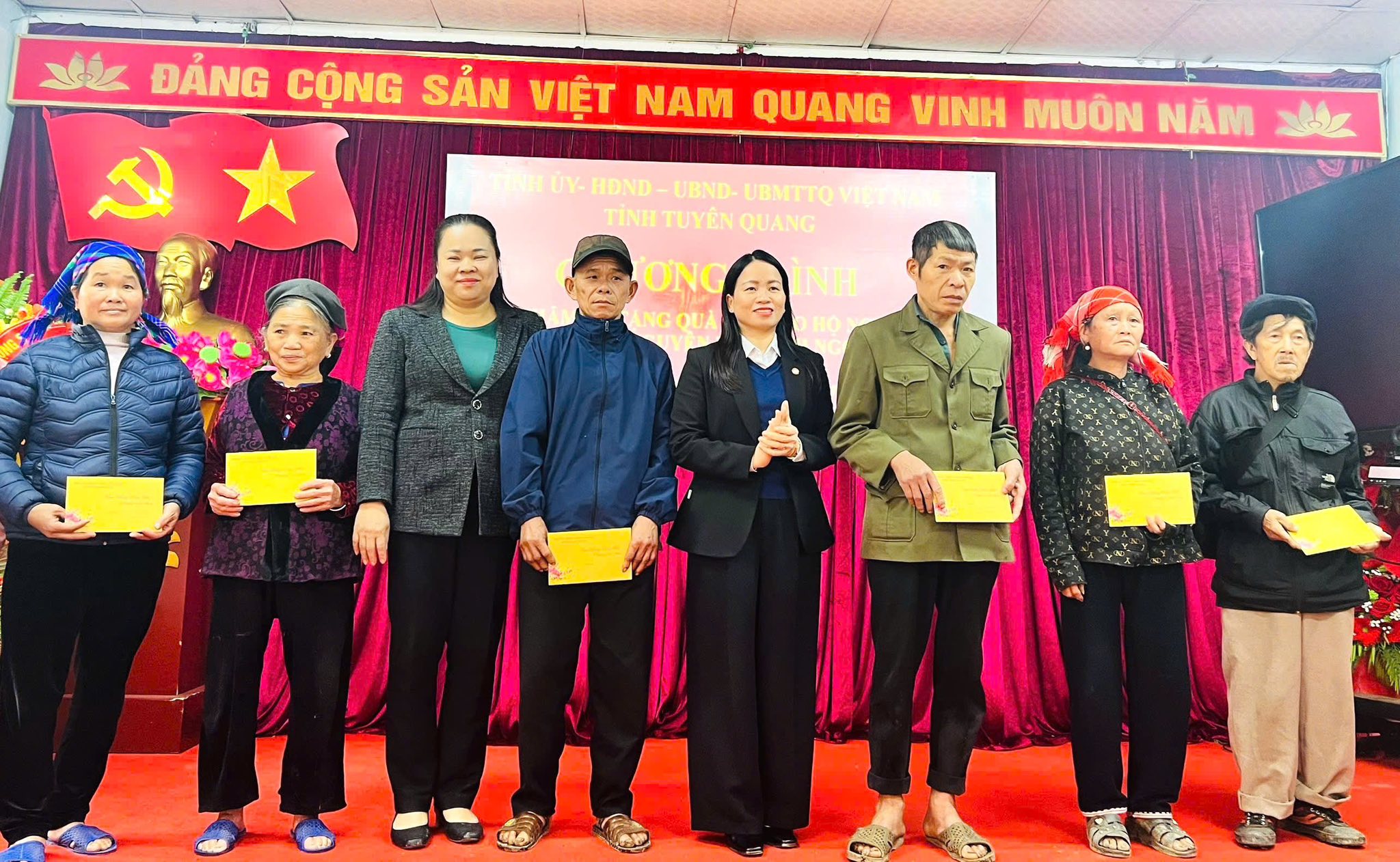 Phó Chủ tịch Ủy ban MTTQ Việt Nam tỉnh Thăm hỏi, tặng quà Tết cho các hộ nghèo trên địa bàn xã Thượng Sơn