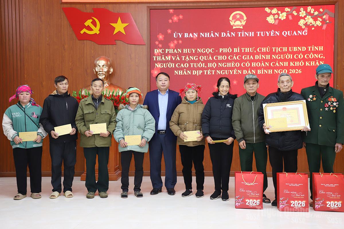 Chủ tịch UBND tỉnh Phan Huy Ngọc tặng quà Tết gia đình chính sách, hộ nghèo và người cao tuổi xã Ngọc Đường, phường Hà Giang 1 và Hà Giang 2